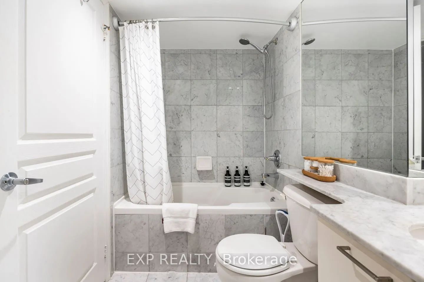 140 Simcoe Street, #512