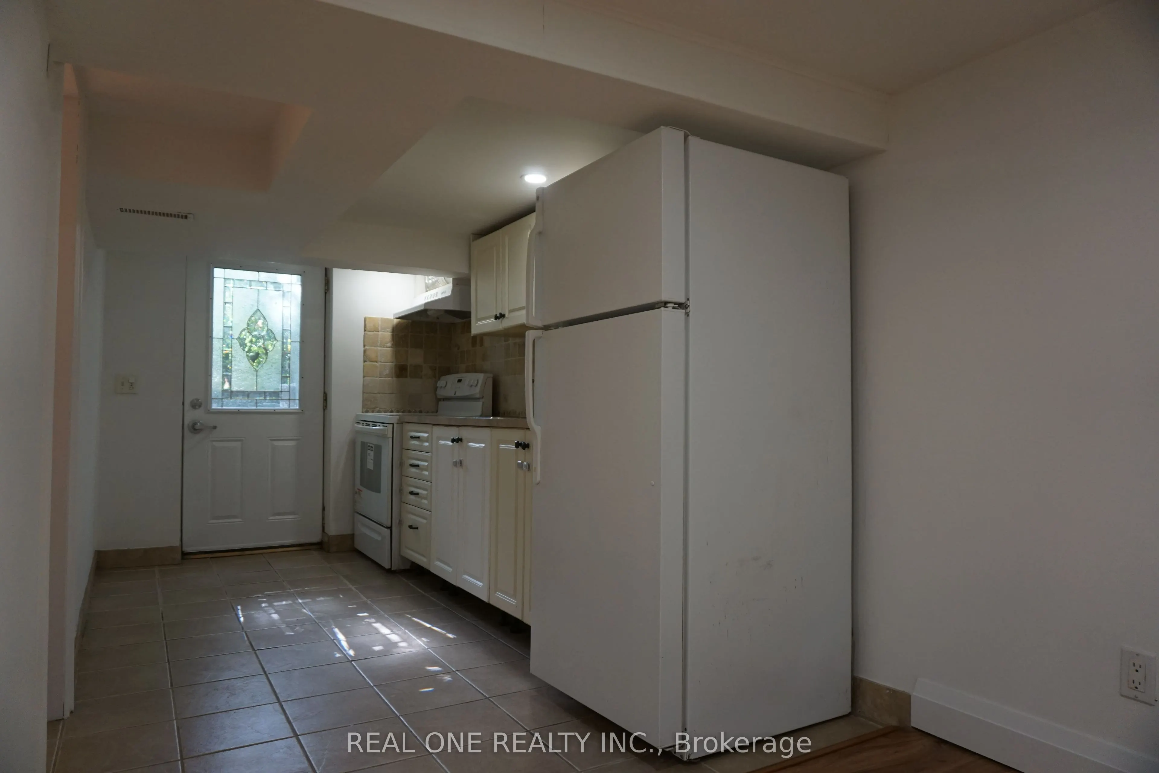 215 Poyntz Avenue, #Basement