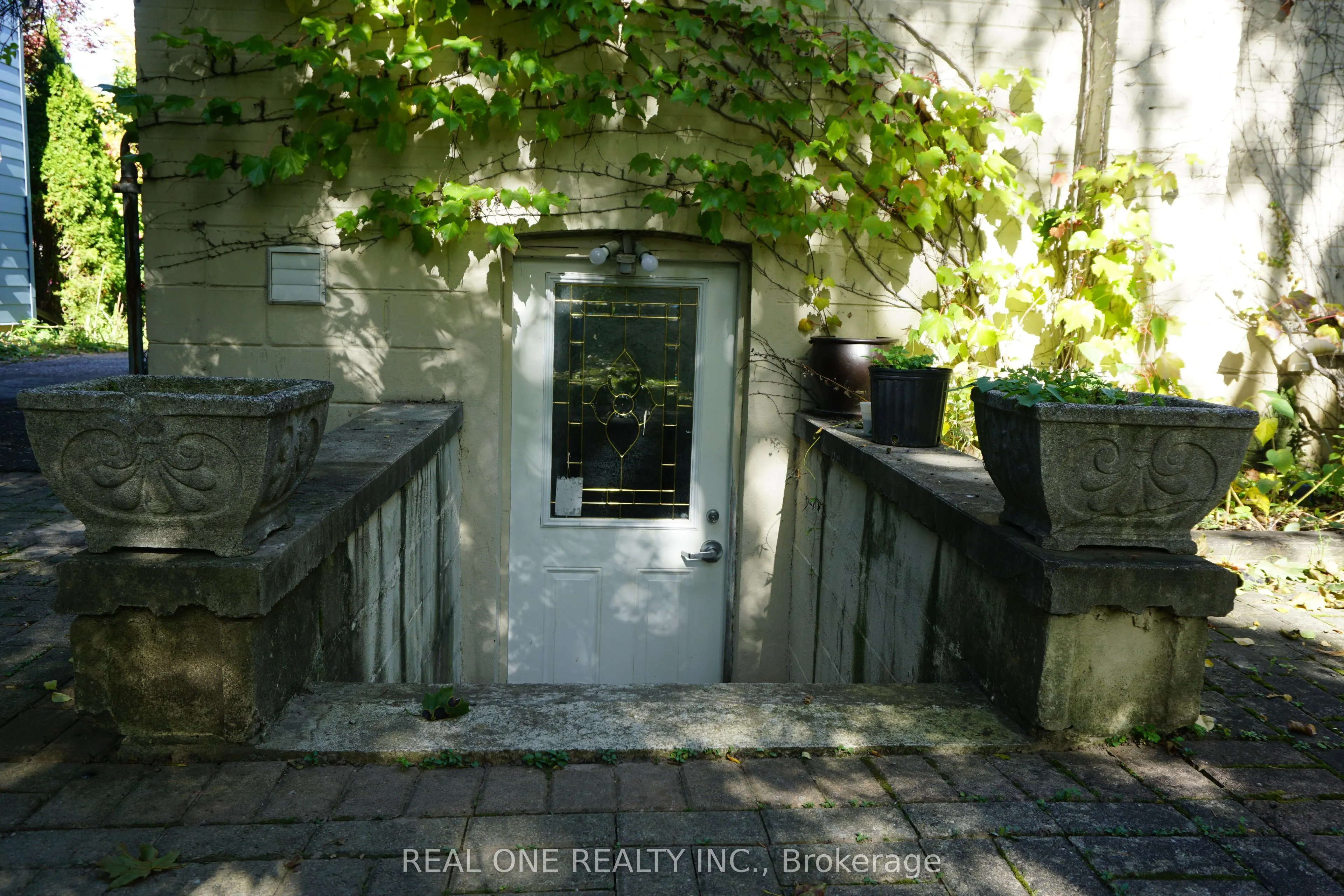 215 Poyntz Avenue, #Basement
