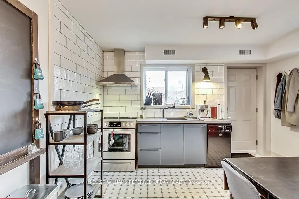 205 Bathurst Street