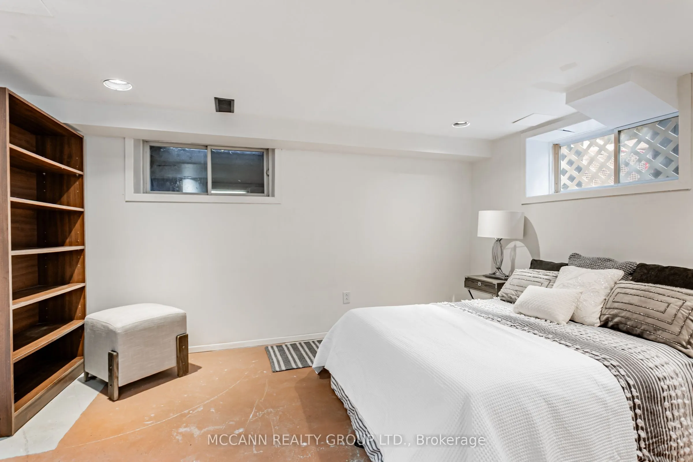 52 Thursfield Crescent