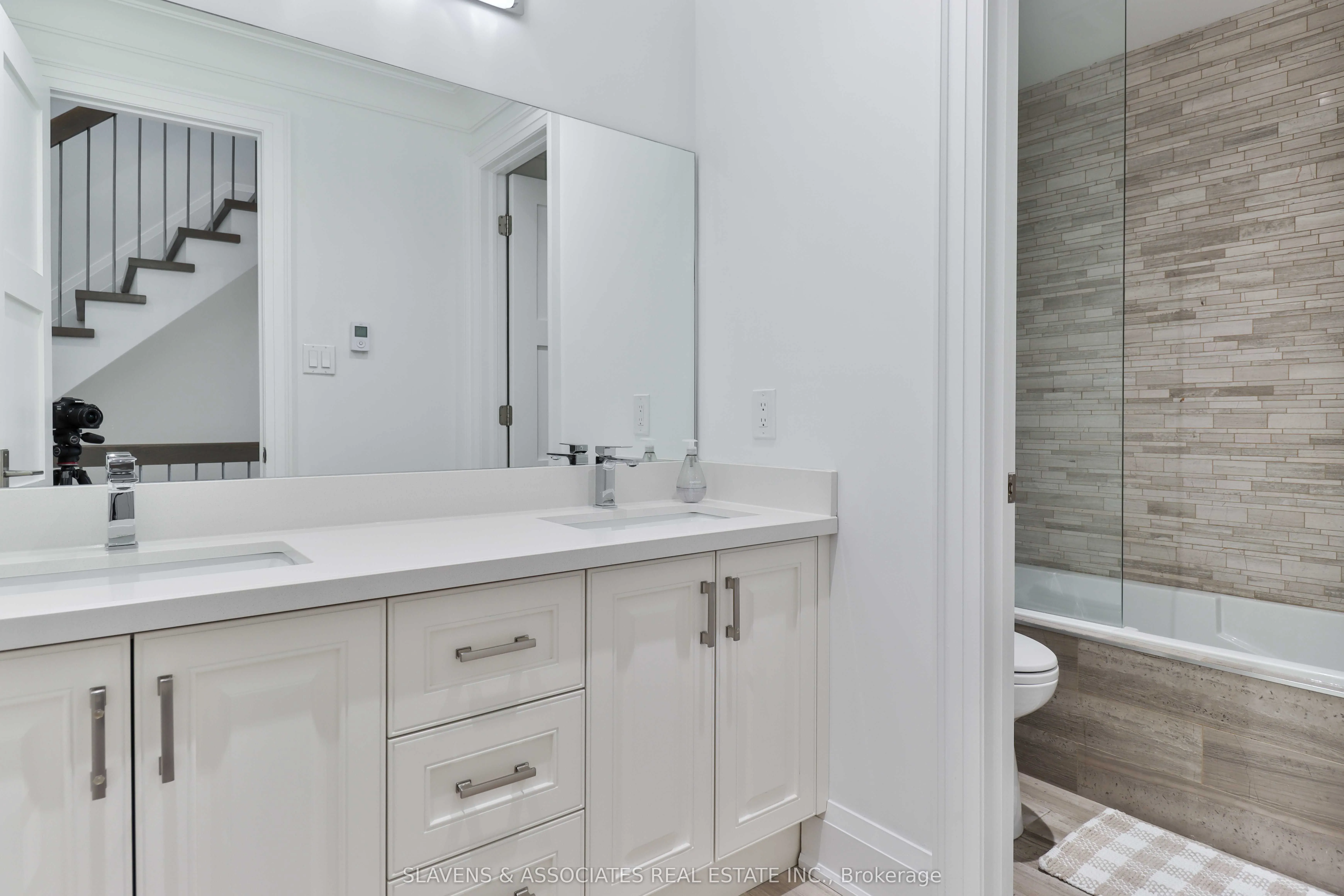 51B Burnaby Boulevard
