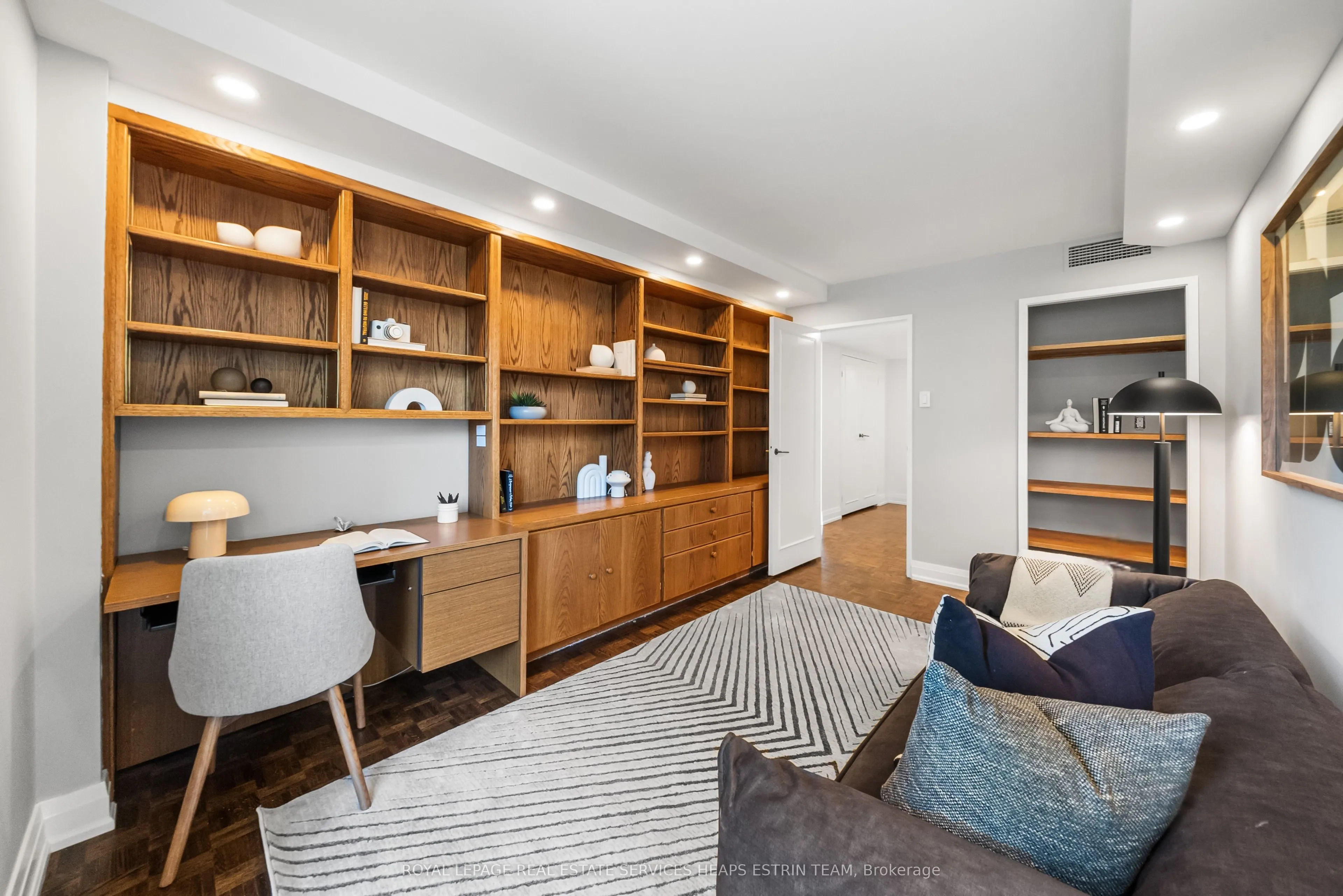 63 St Clair Avenue W, #907/908