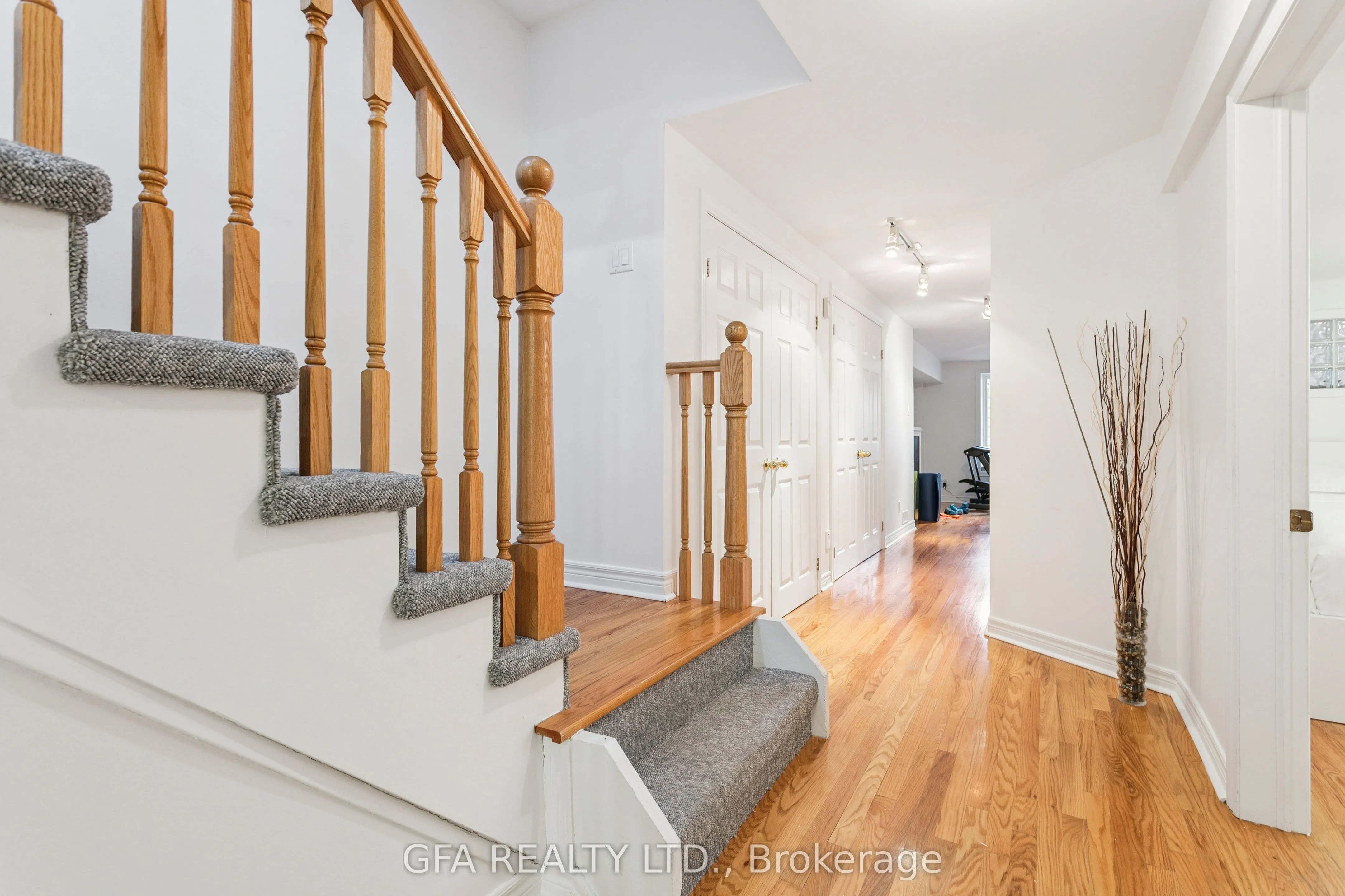 423 Manor Road E
