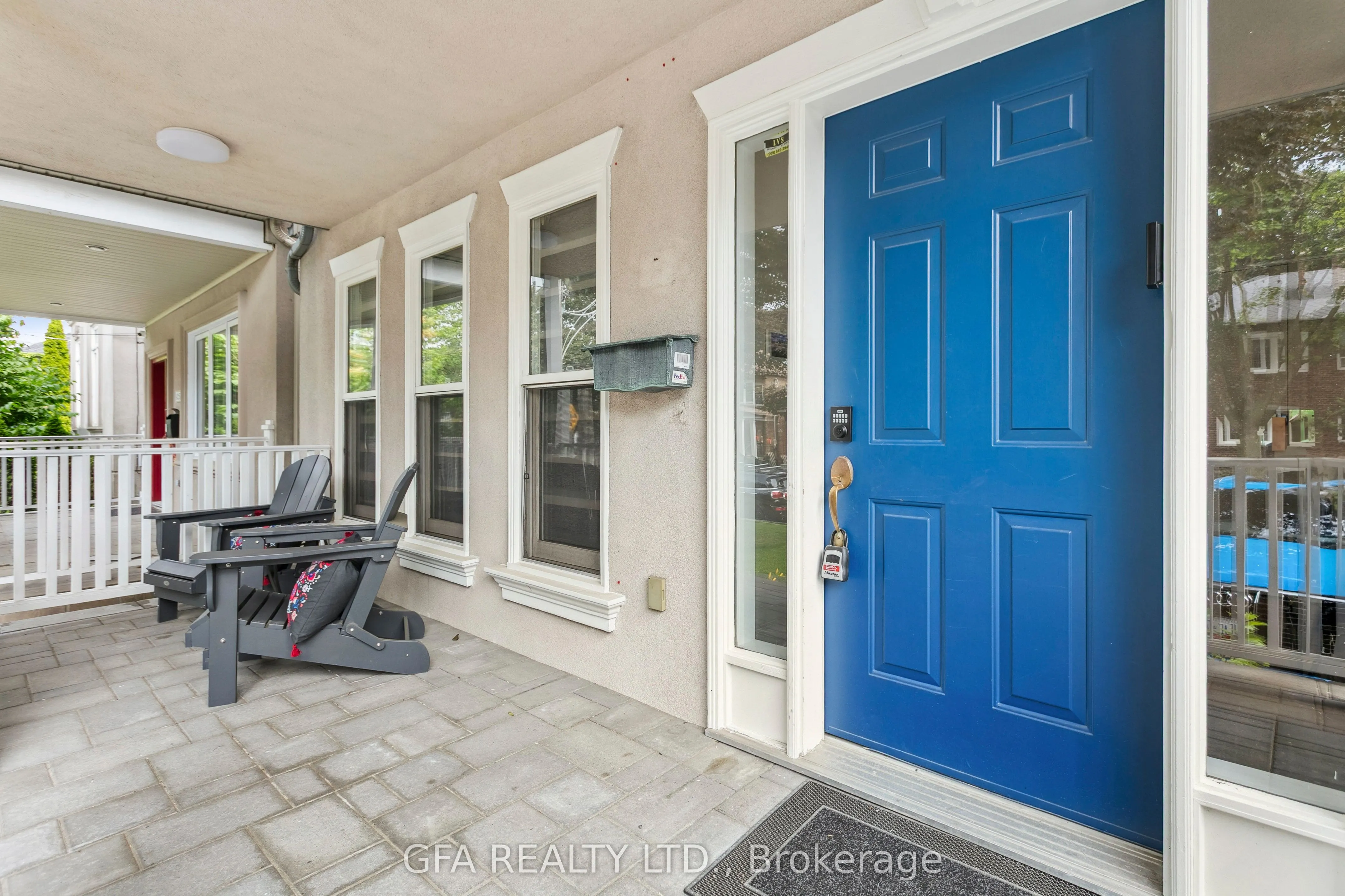 423 Manor Road E