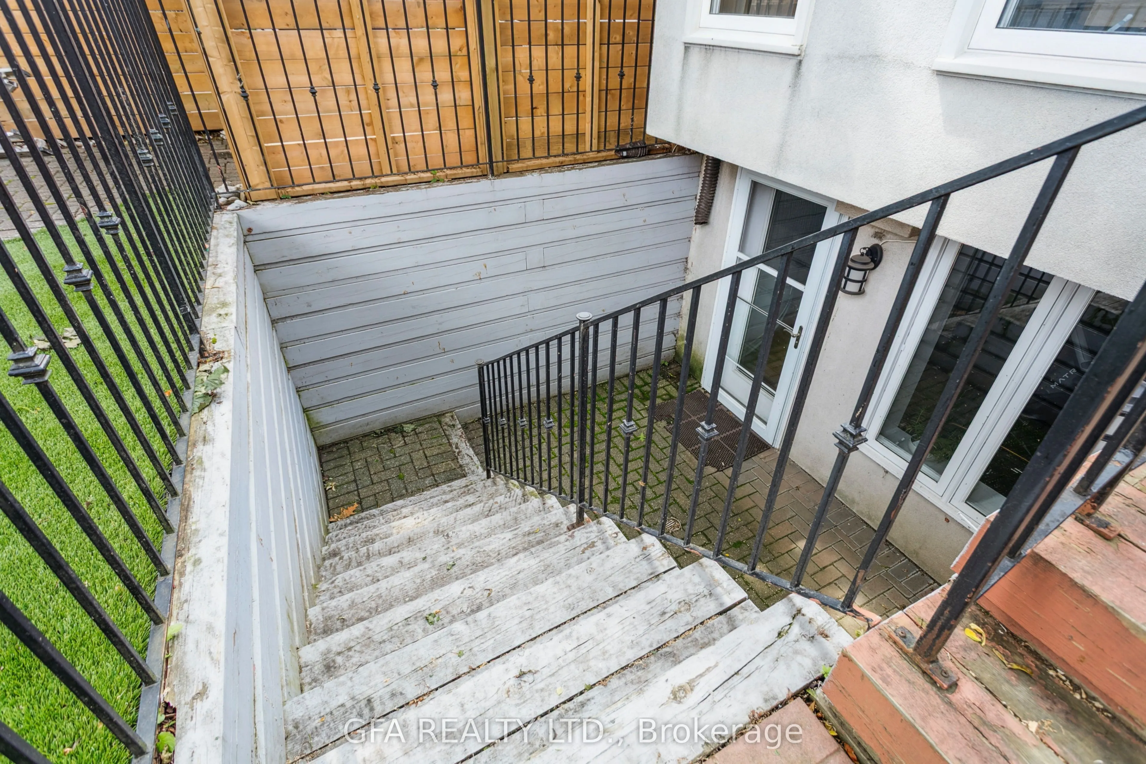 423 Manor Road E
