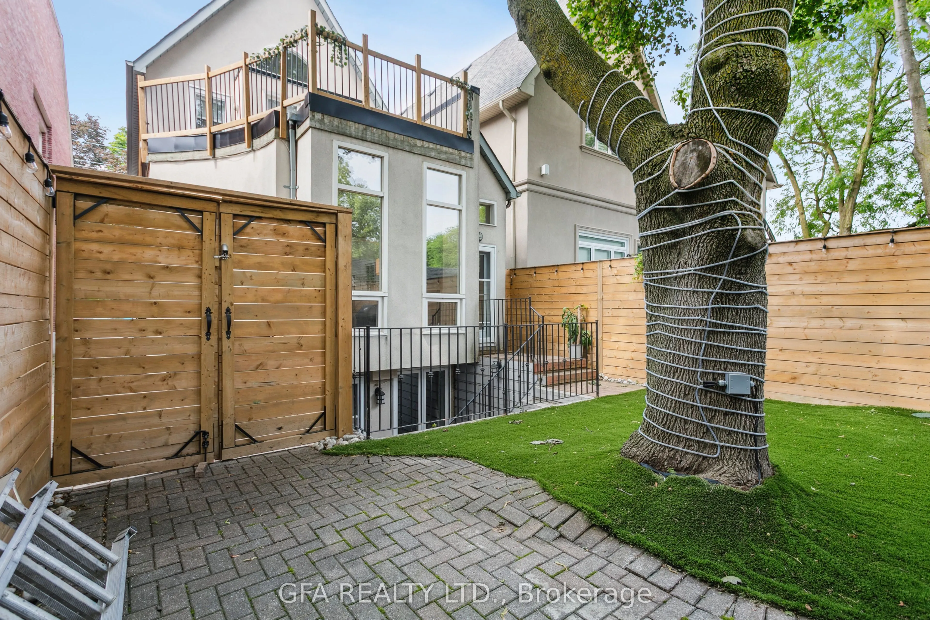 423 Manor Road E