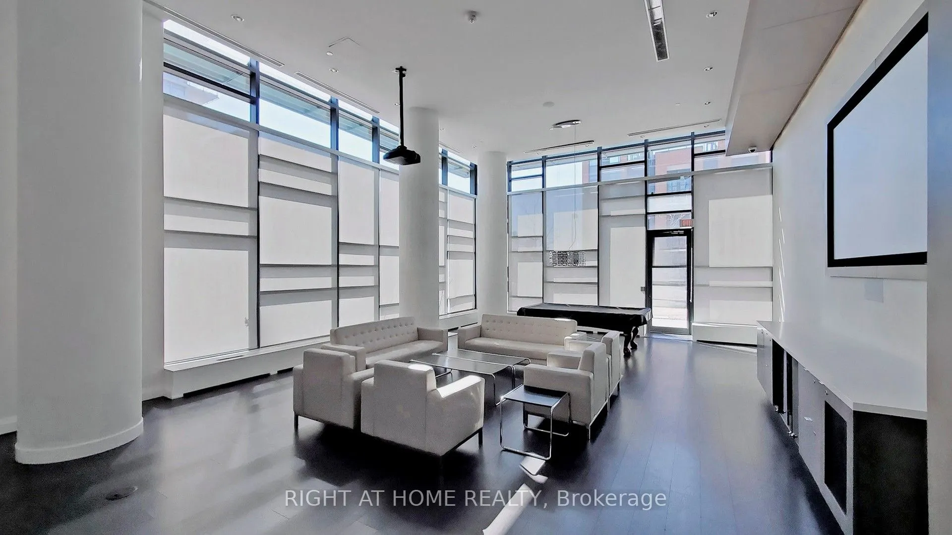 68 Canterbury Place, #902