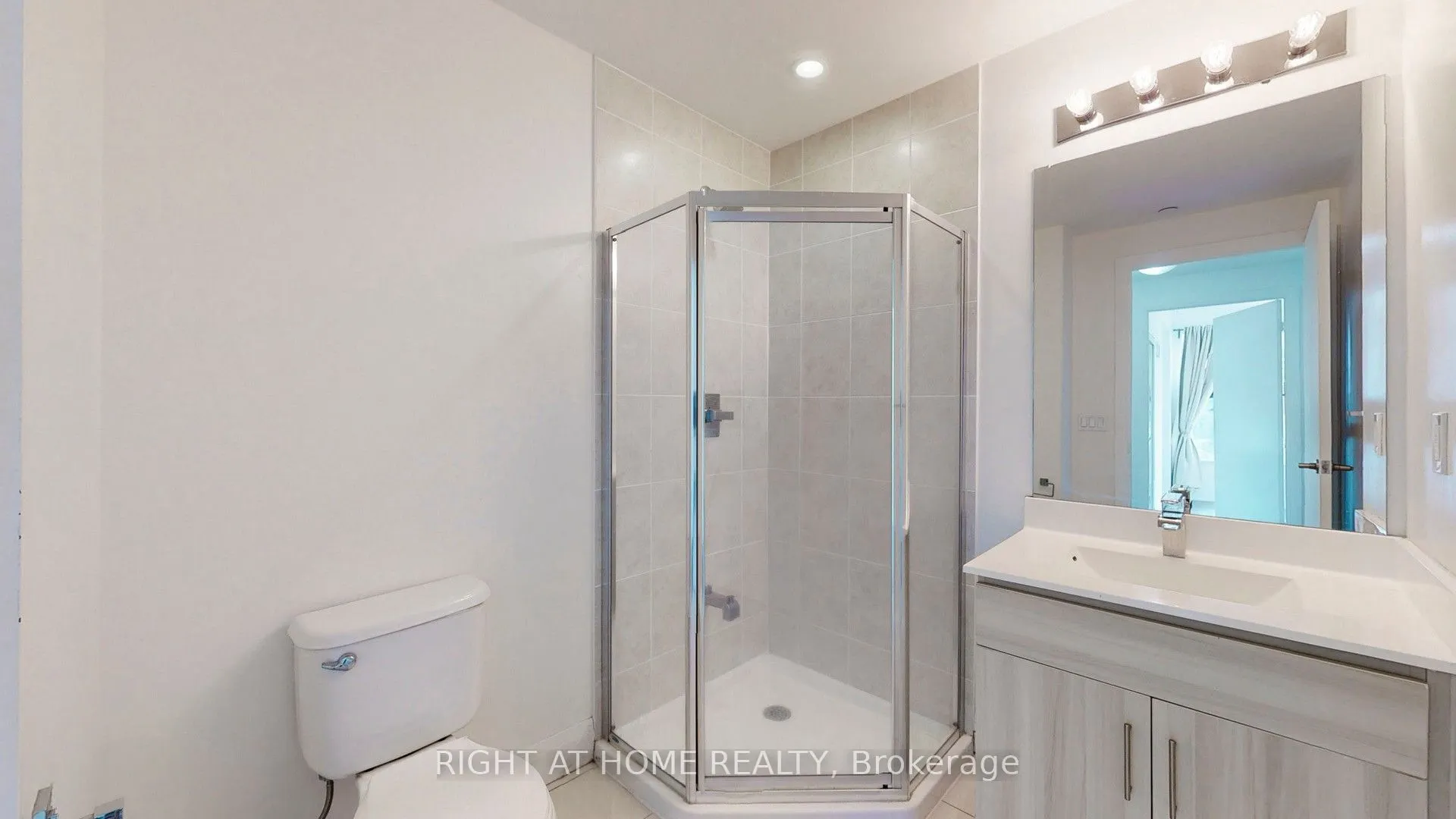 68 Canterbury Place, #902