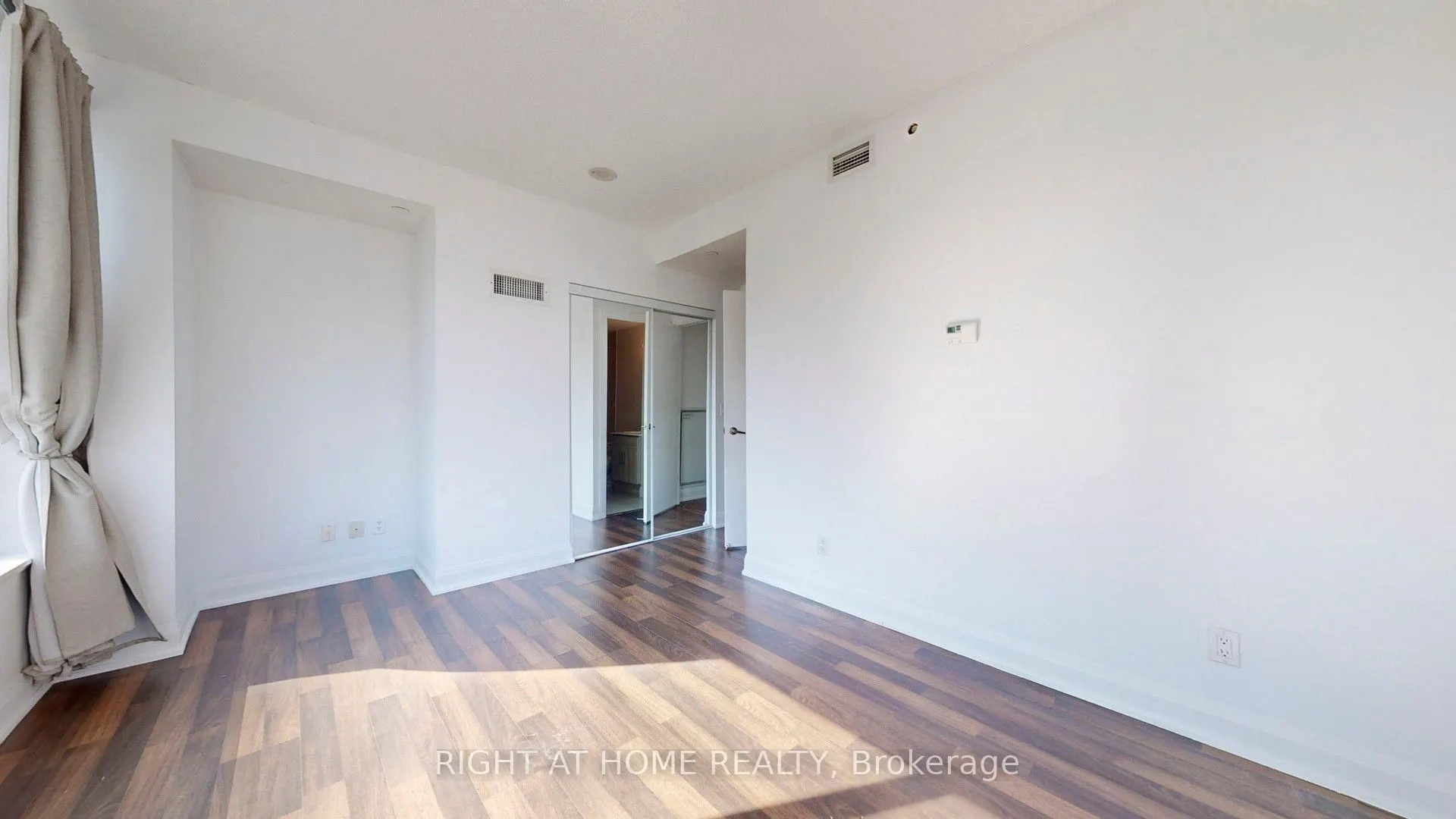 68 Canterbury Place, #902