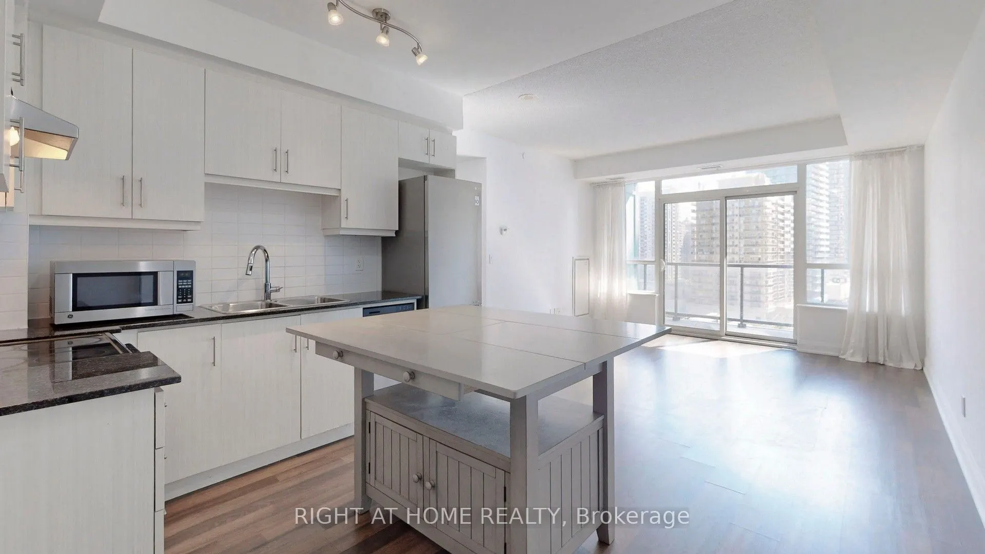 68 Canterbury Place, #902