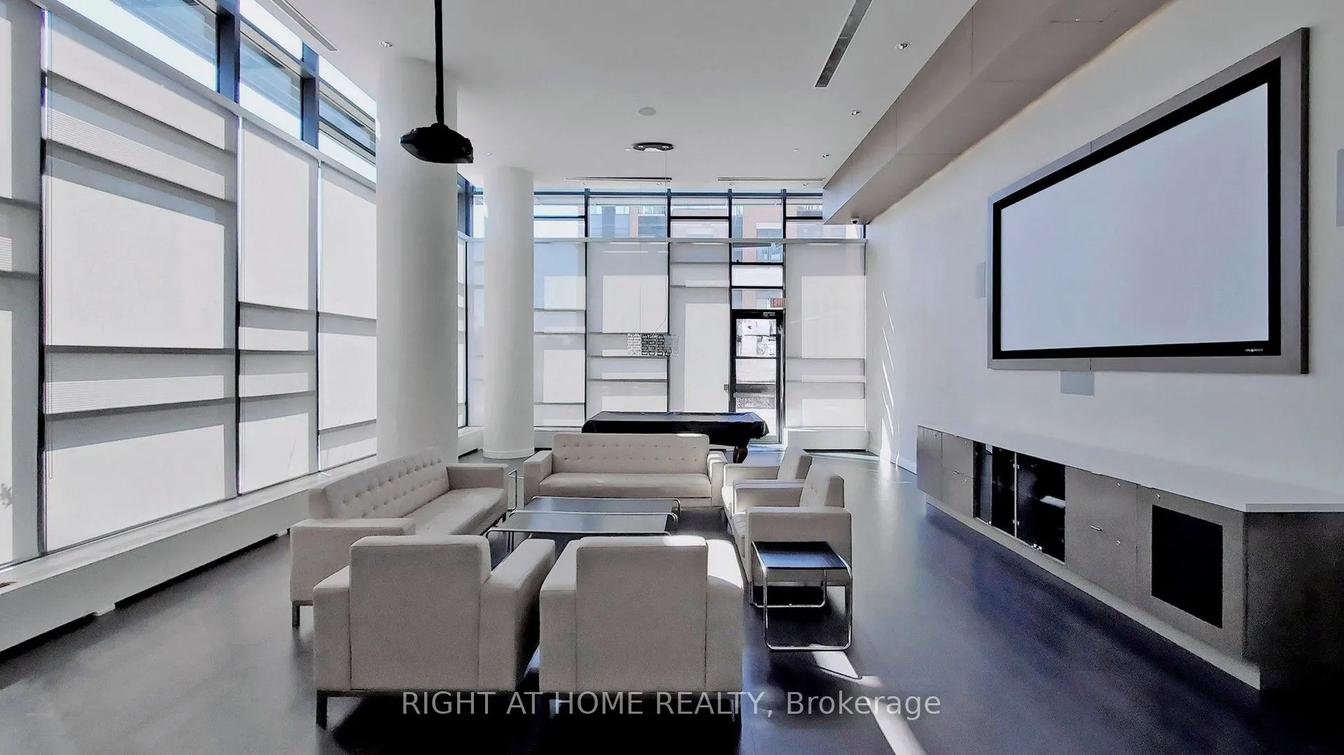 68 Canterbury Place, #902