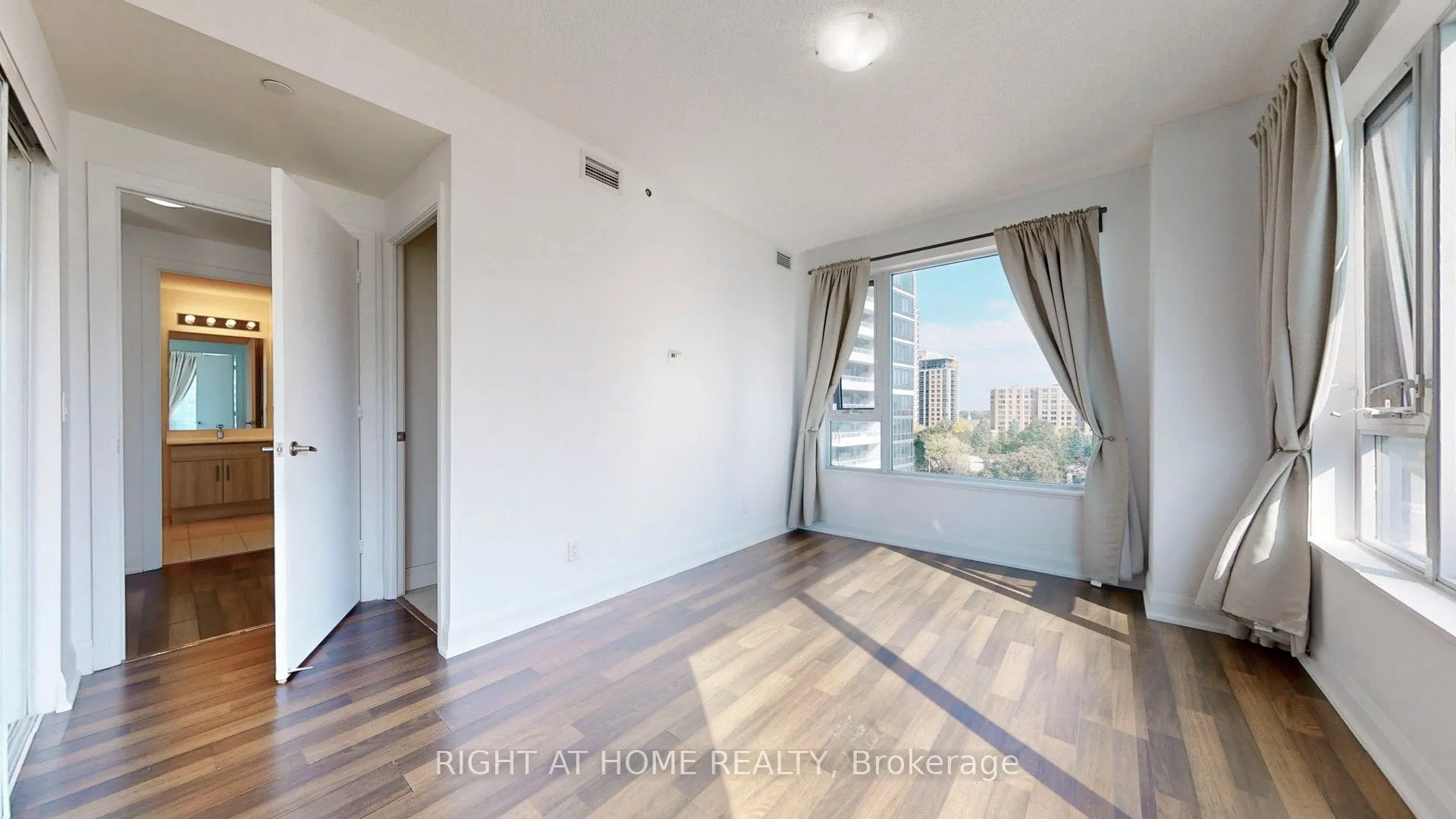 68 Canterbury Place, #902