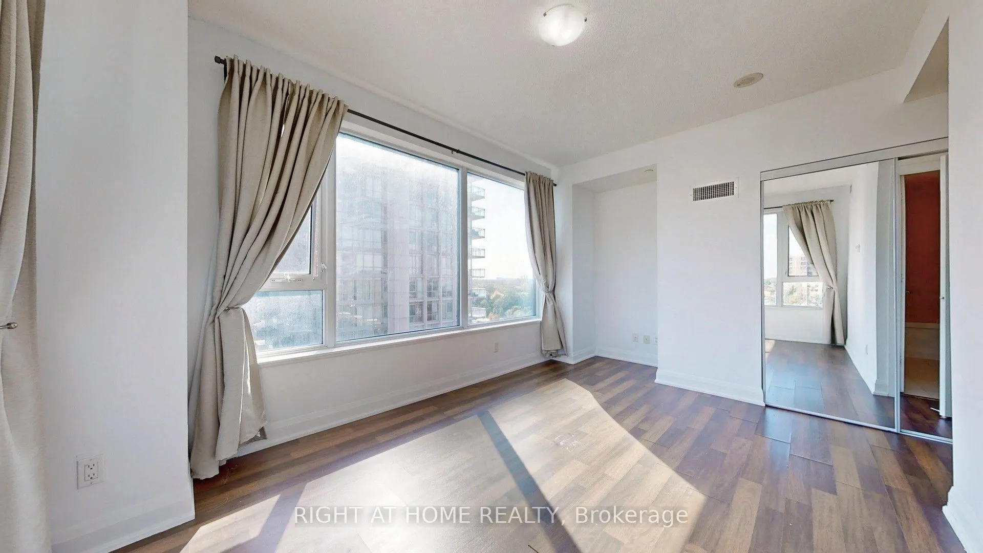 68 Canterbury Place, #902
