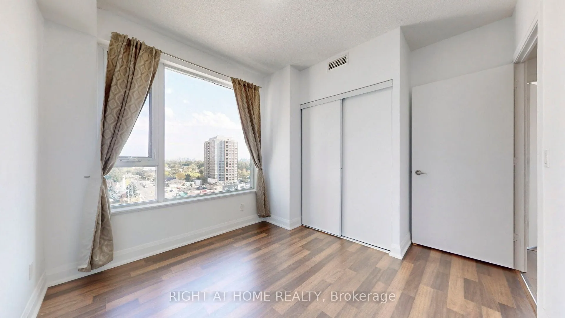 68 Canterbury Place, #902