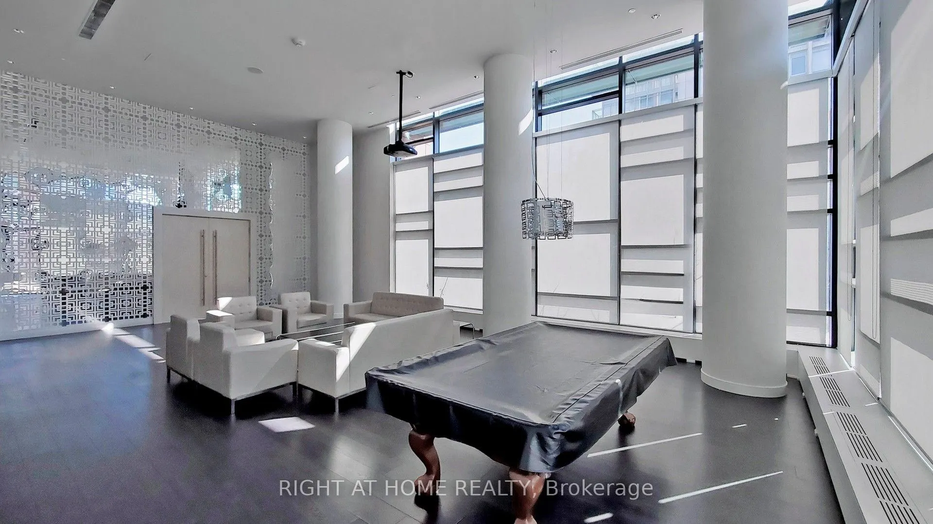 68 Canterbury Place, #902