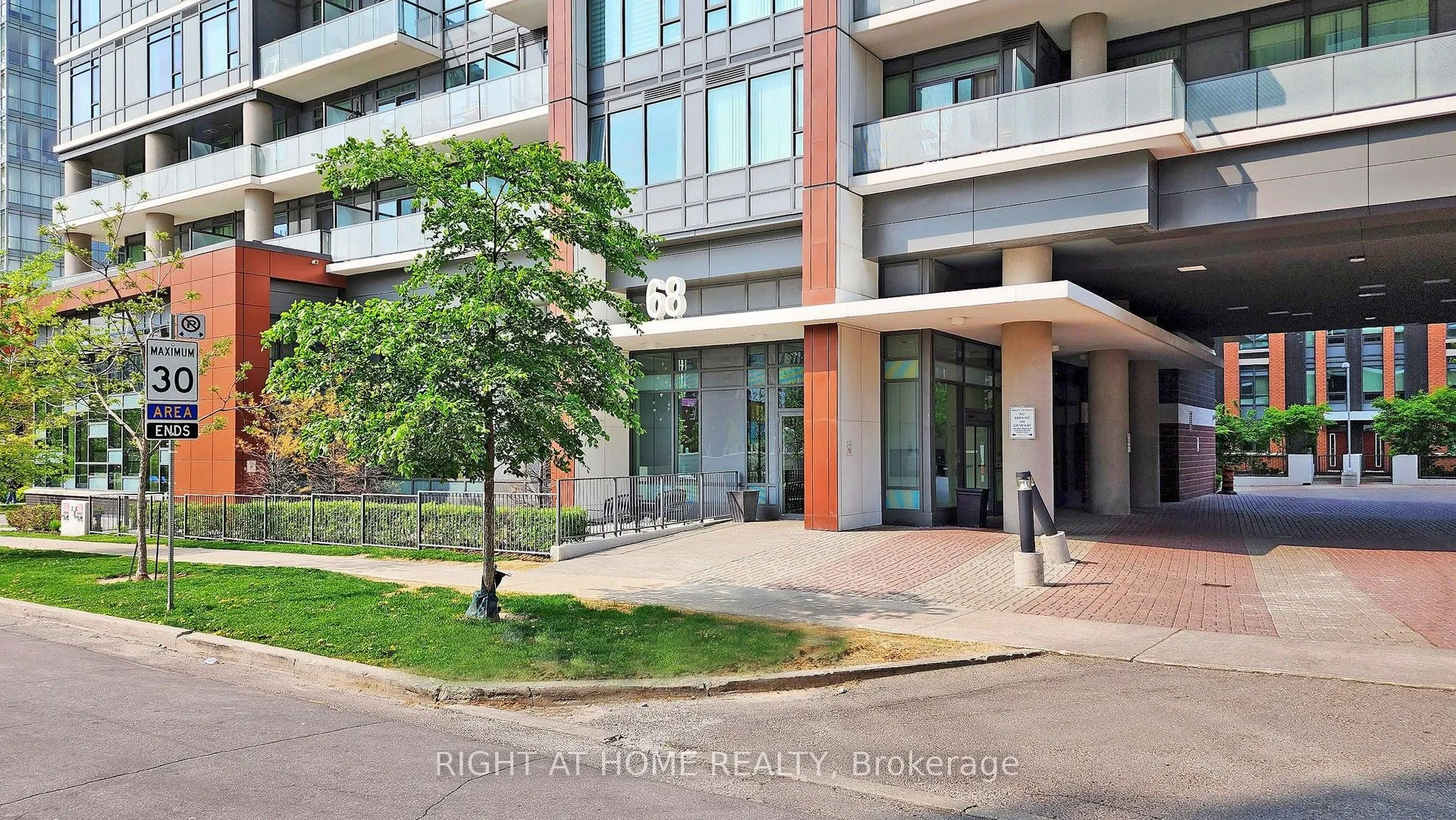 68 Canterbury Place, #902