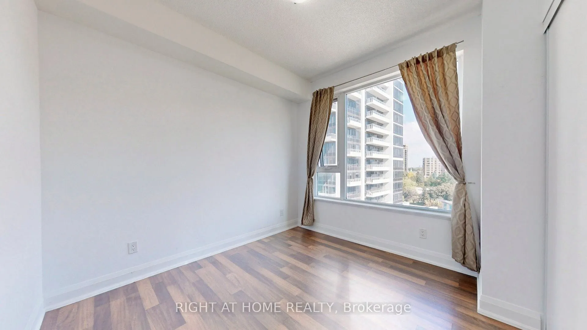 68 Canterbury Place, #902