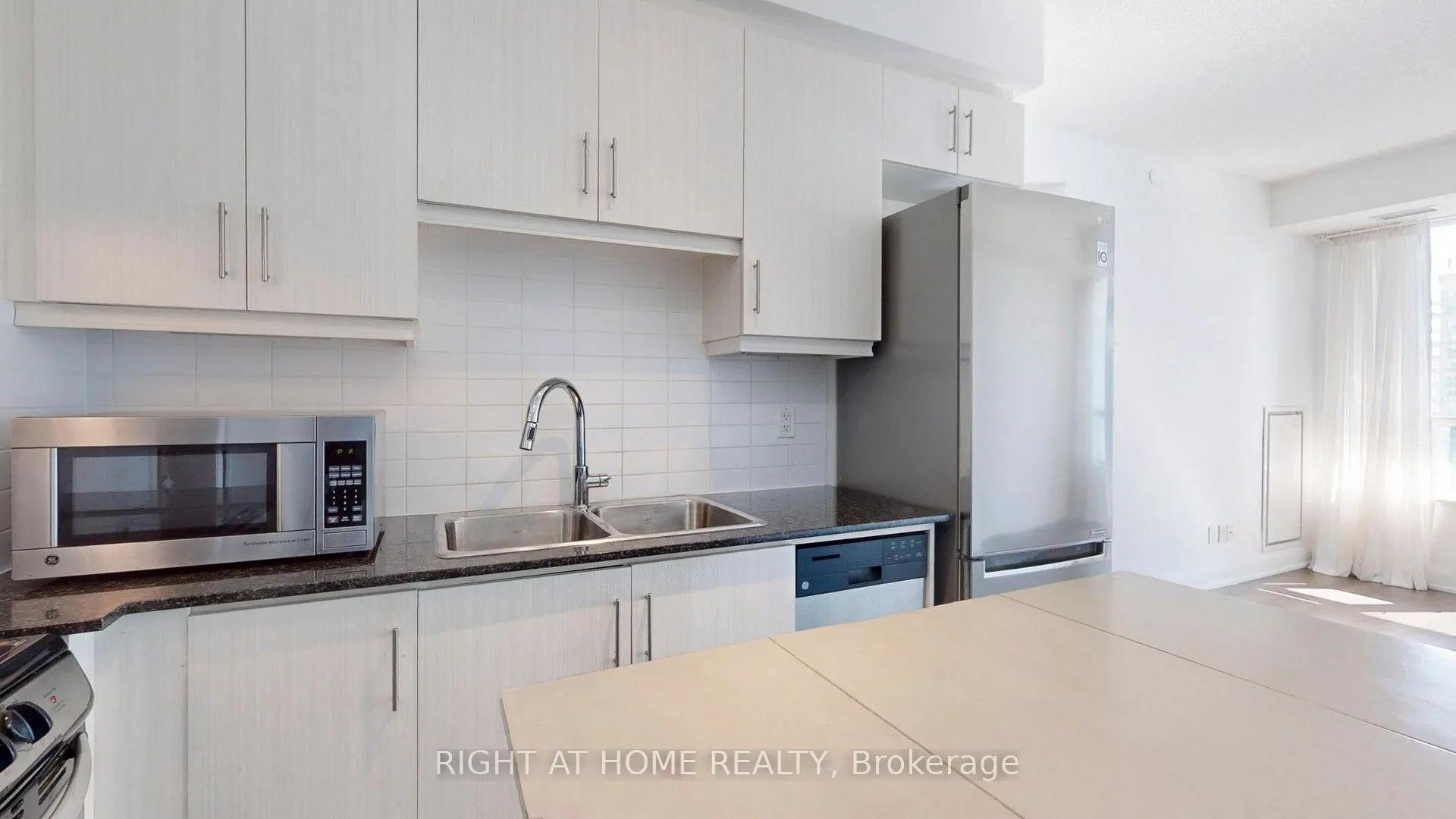 68 Canterbury Place, #902