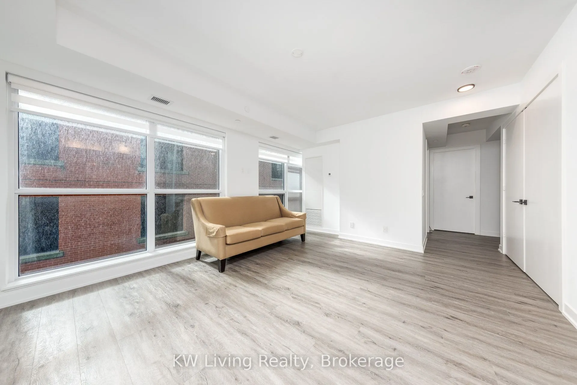 327 King Street W, #902