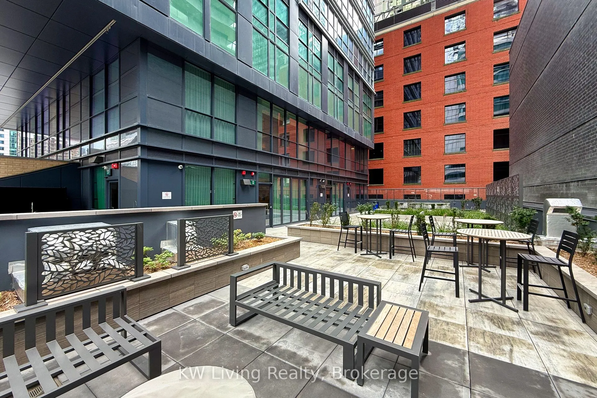 327 King Street W, #902