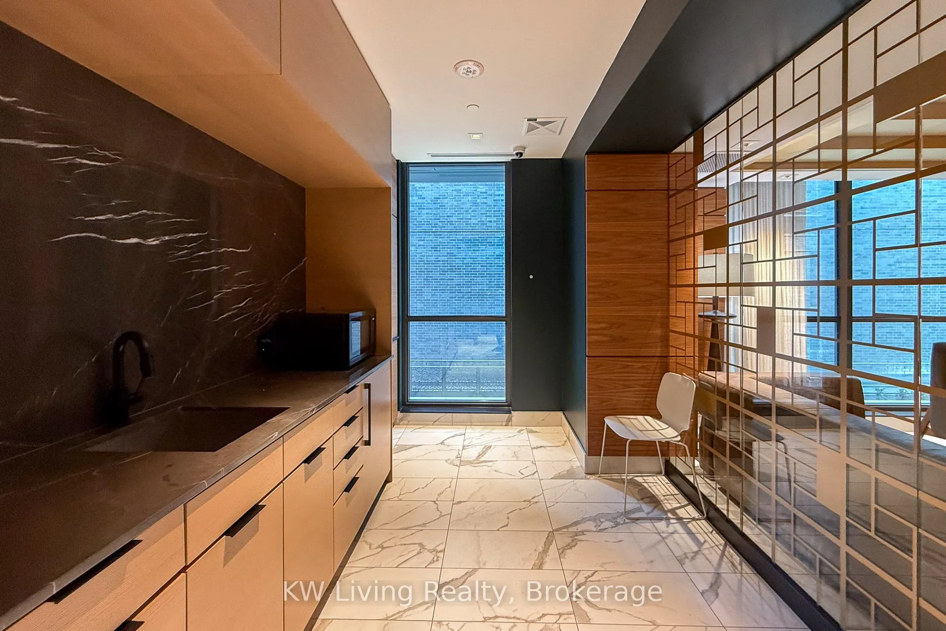 327 King Street W, #902