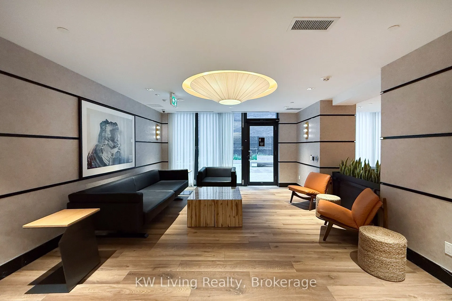 327 King Street W, #902