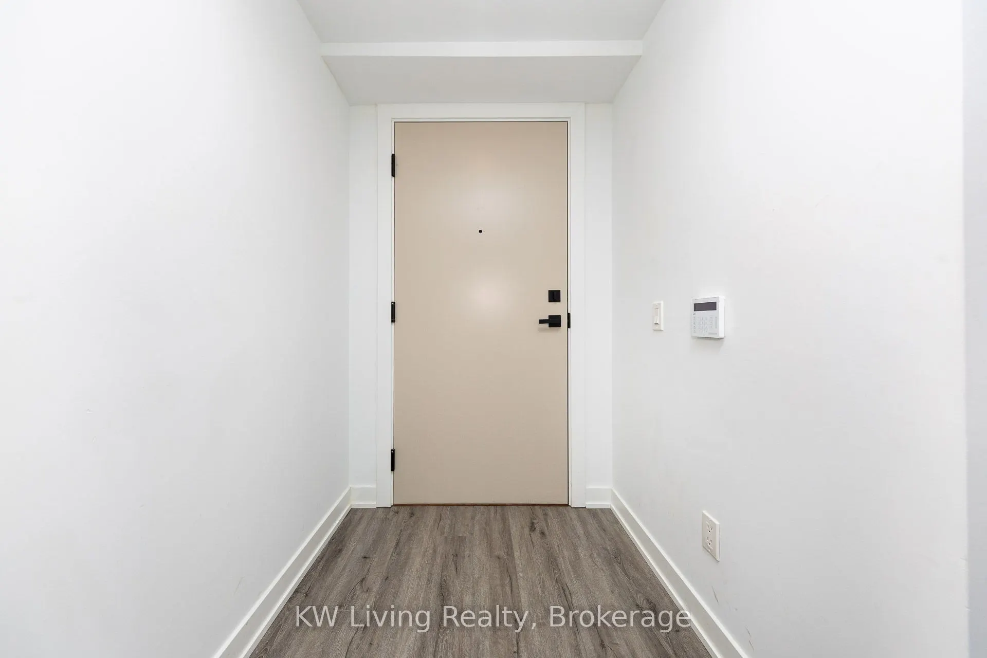 327 King Street W, #902