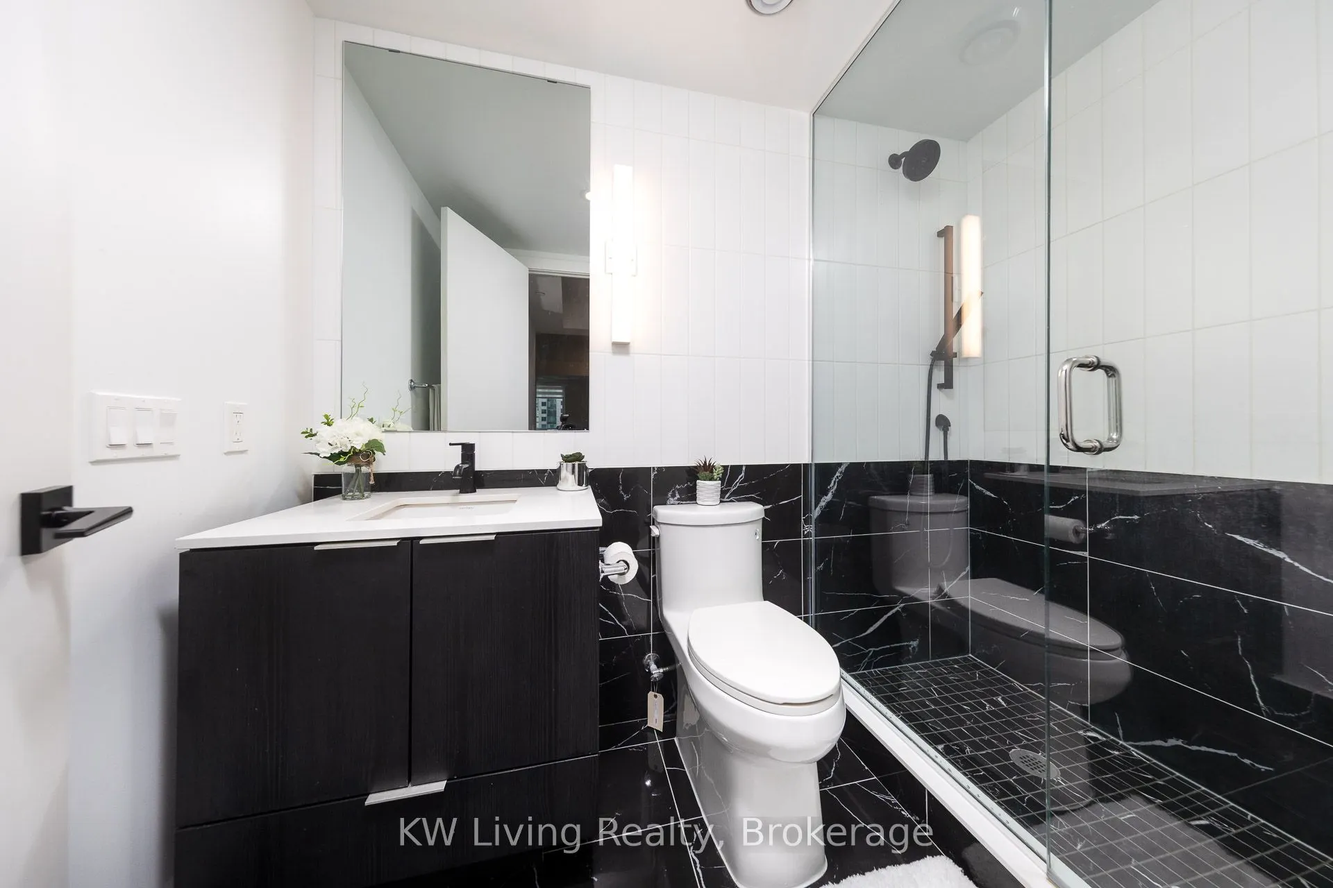 327 King Street W, #902