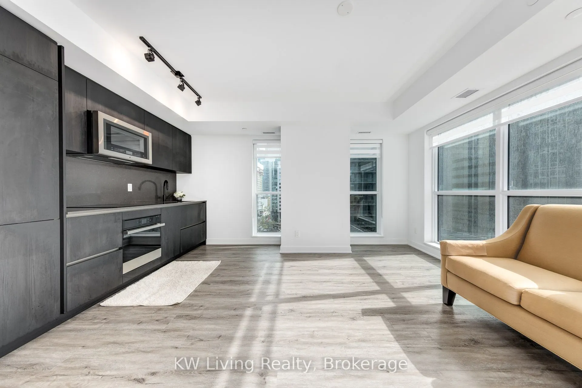 327 King Street W, #902