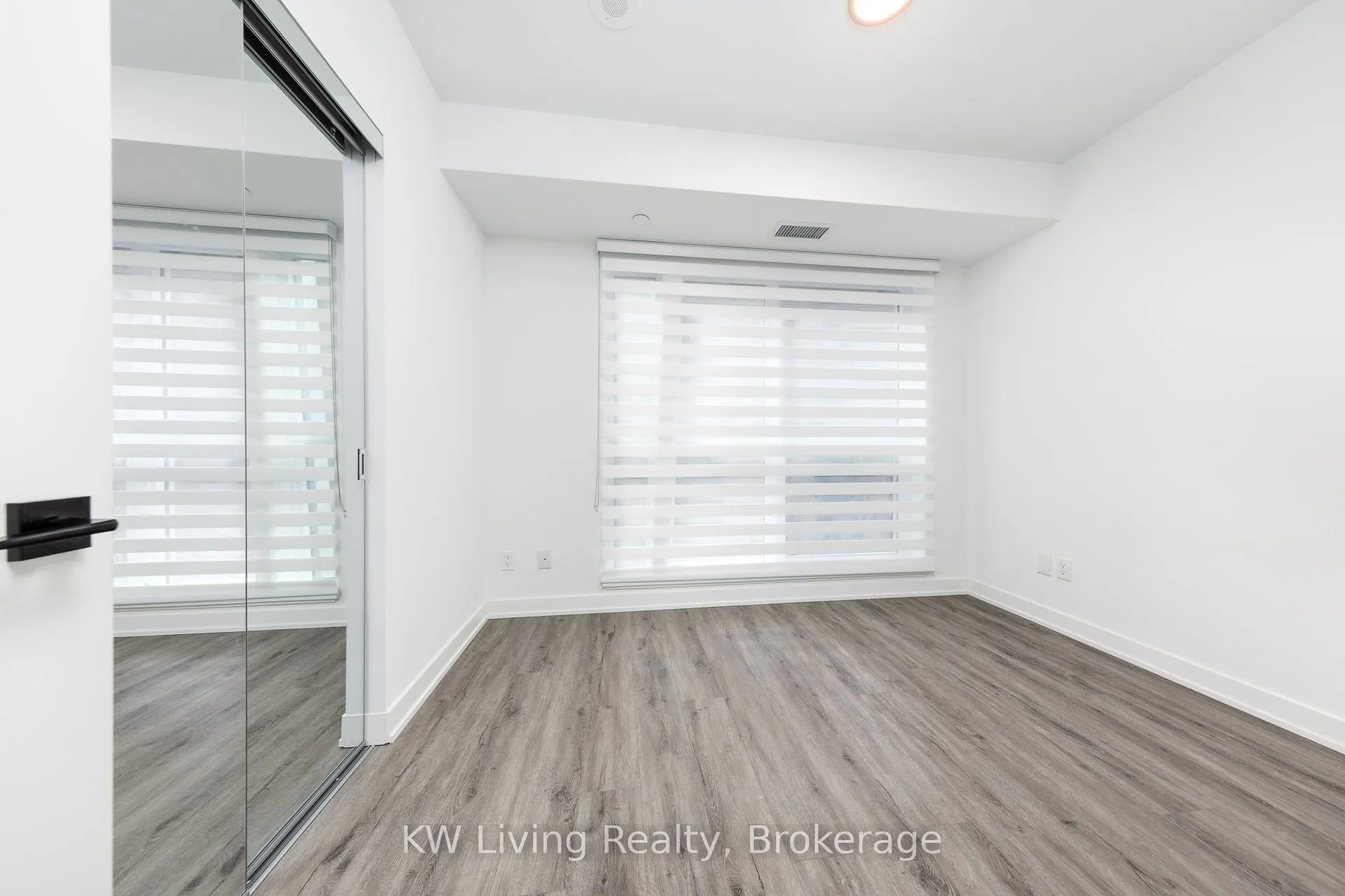 327 King Street W, #902