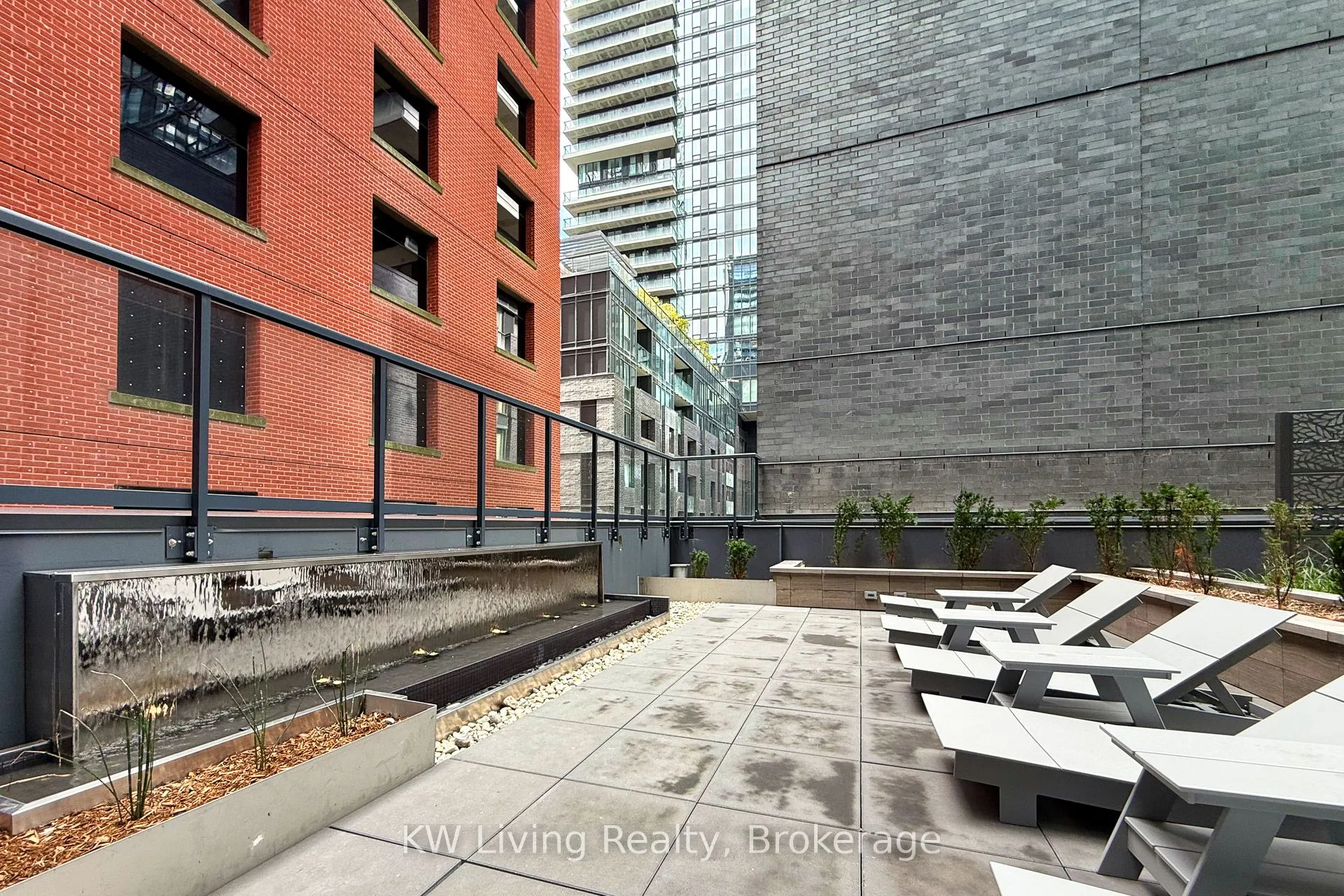 327 King Street W, #902
