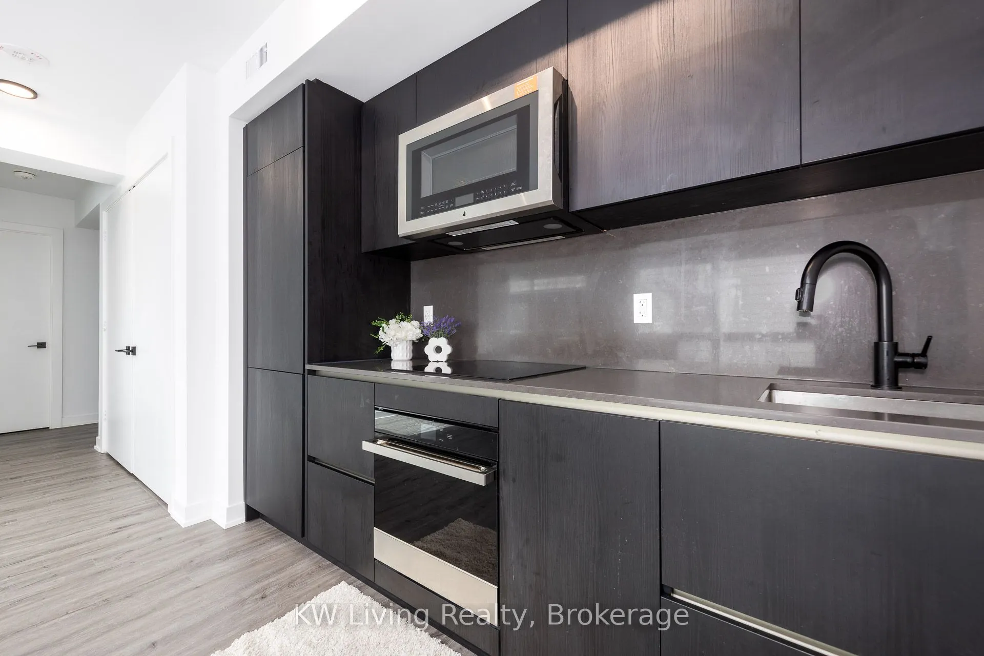 327 King Street W, #902