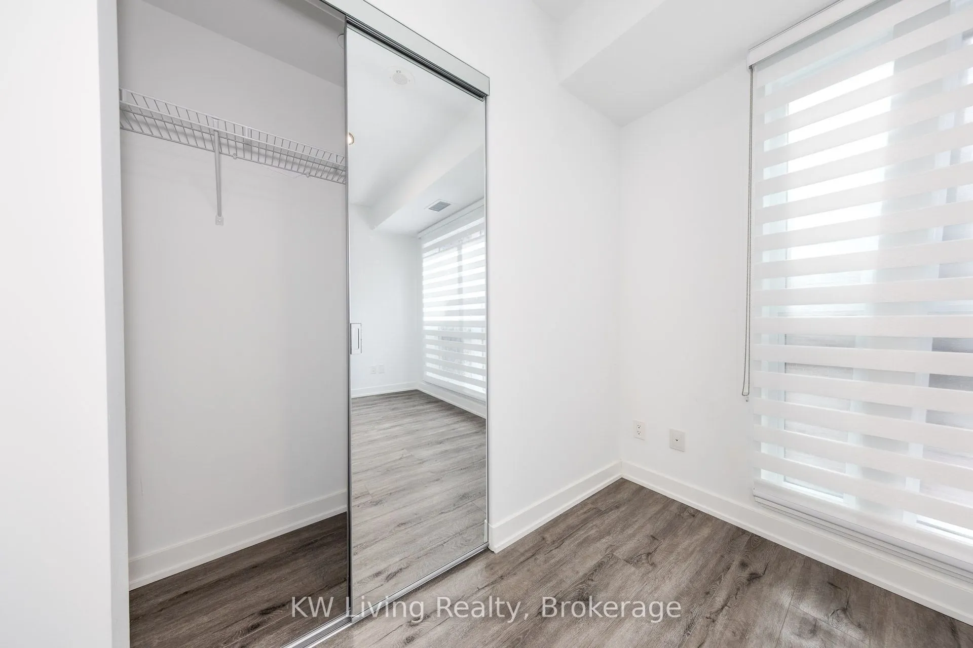 327 King Street W, #902