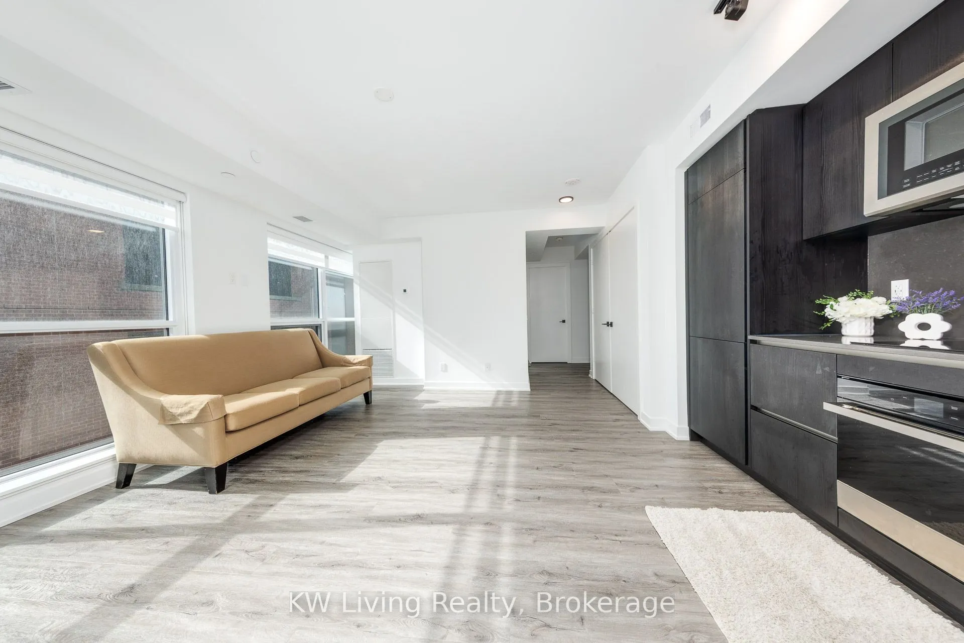 327 King Street W, #902