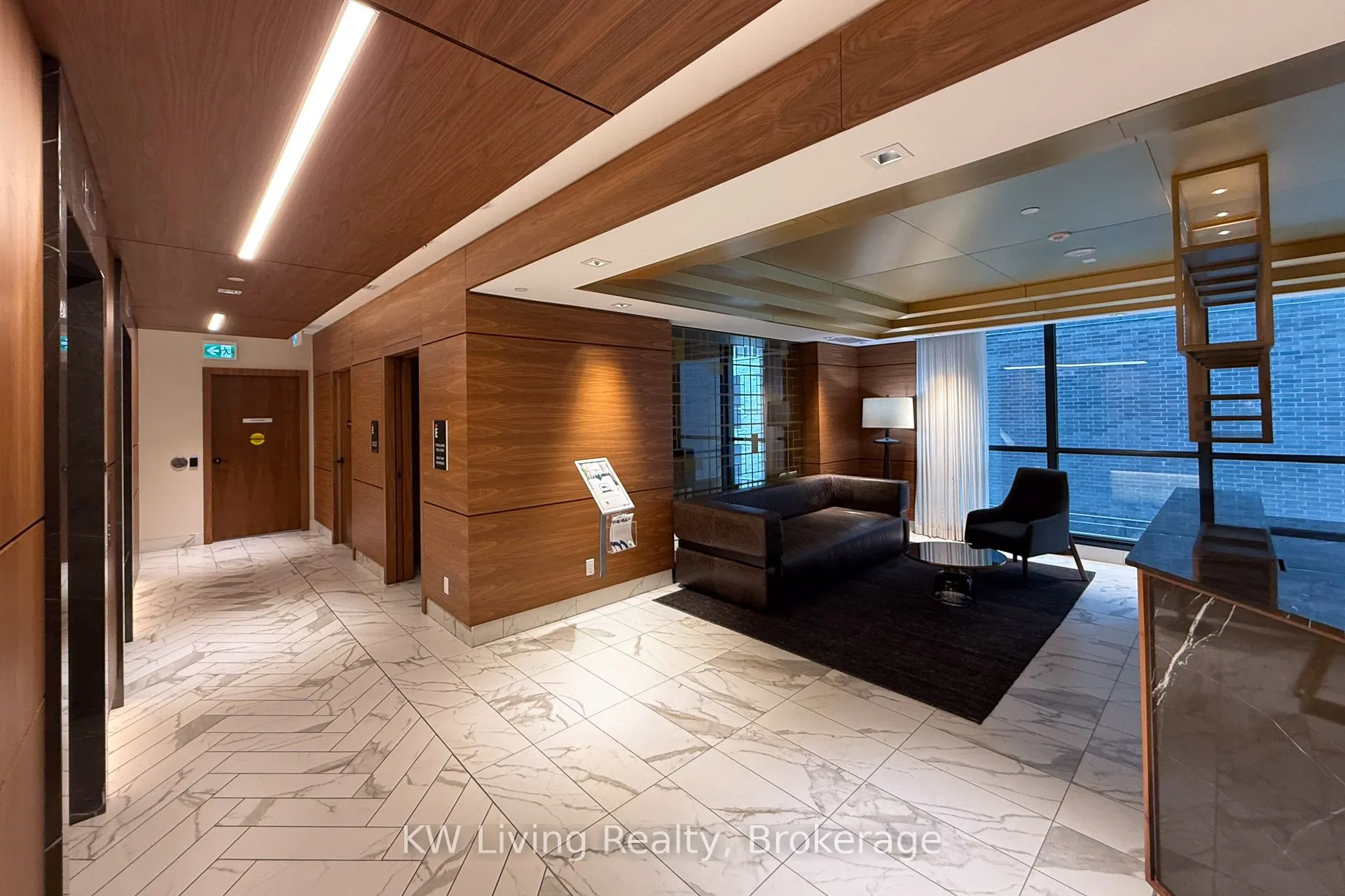 327 King Street W, #902