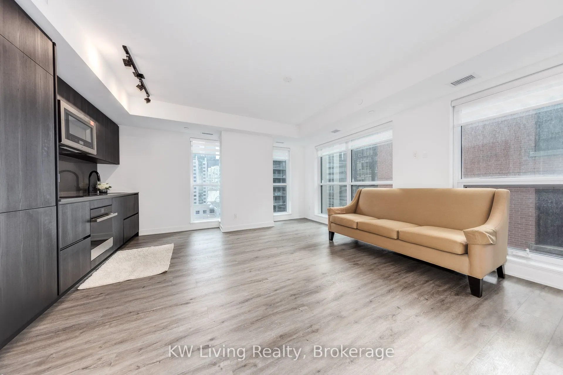 327 King Street W, #902