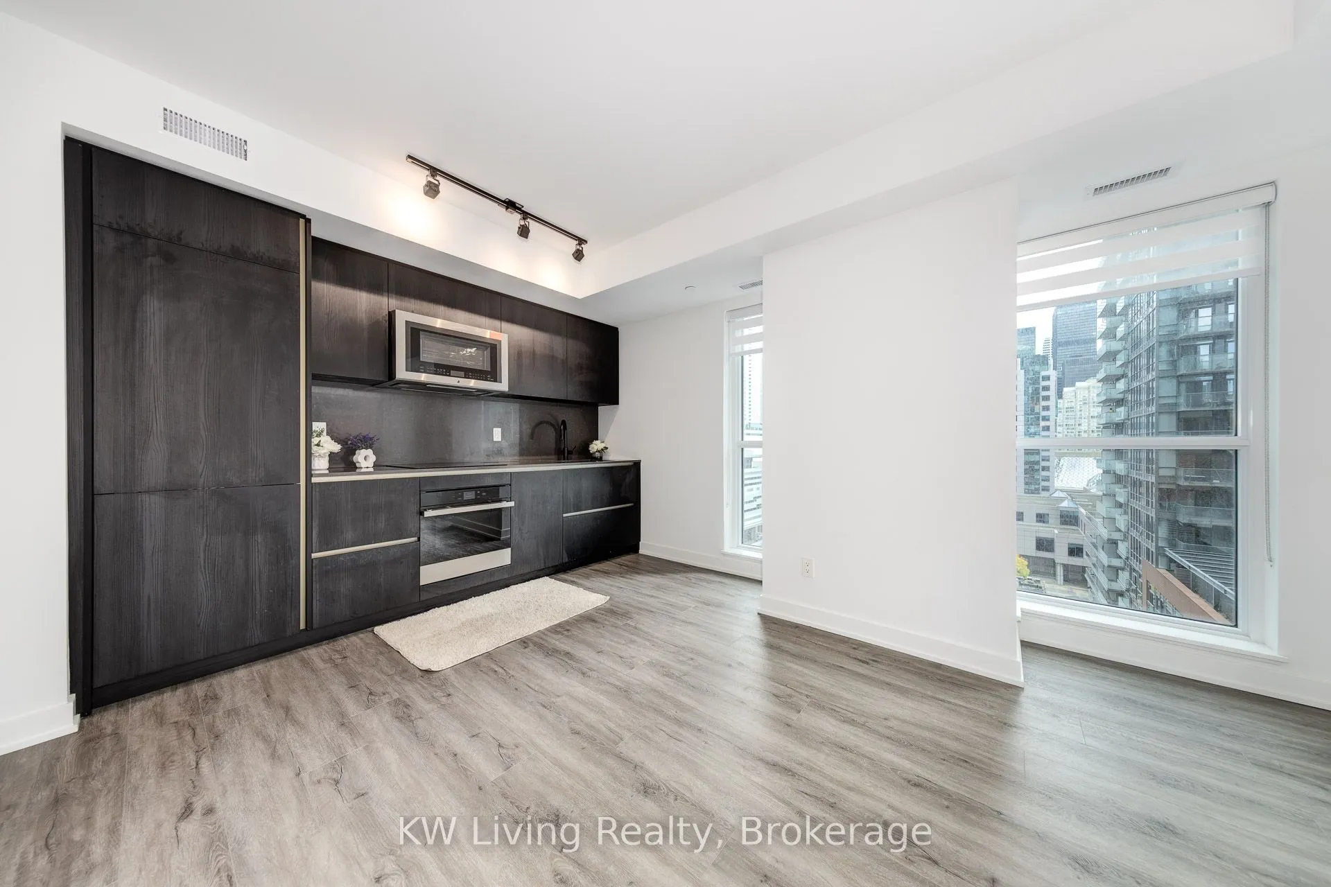 327 King Street W, #902