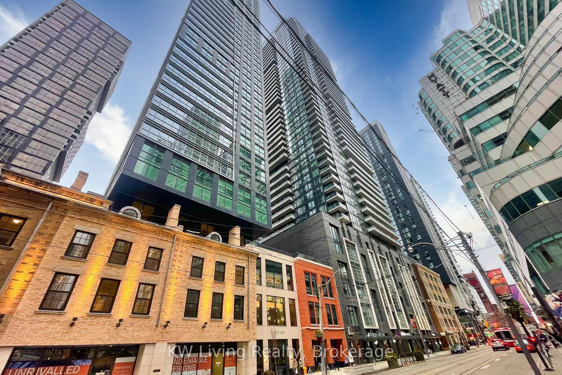 327 King Street W, #902