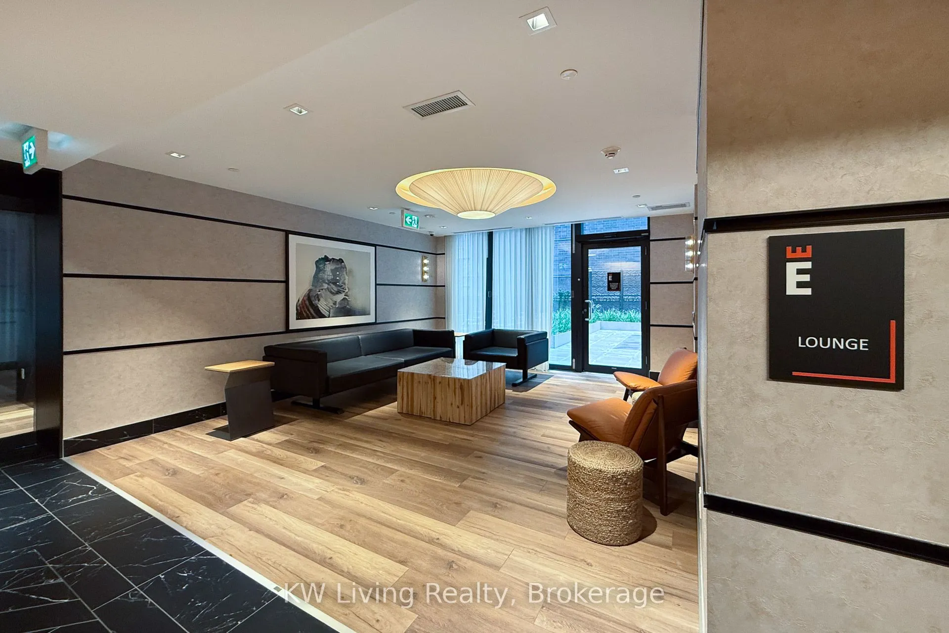 327 King Street W, #902