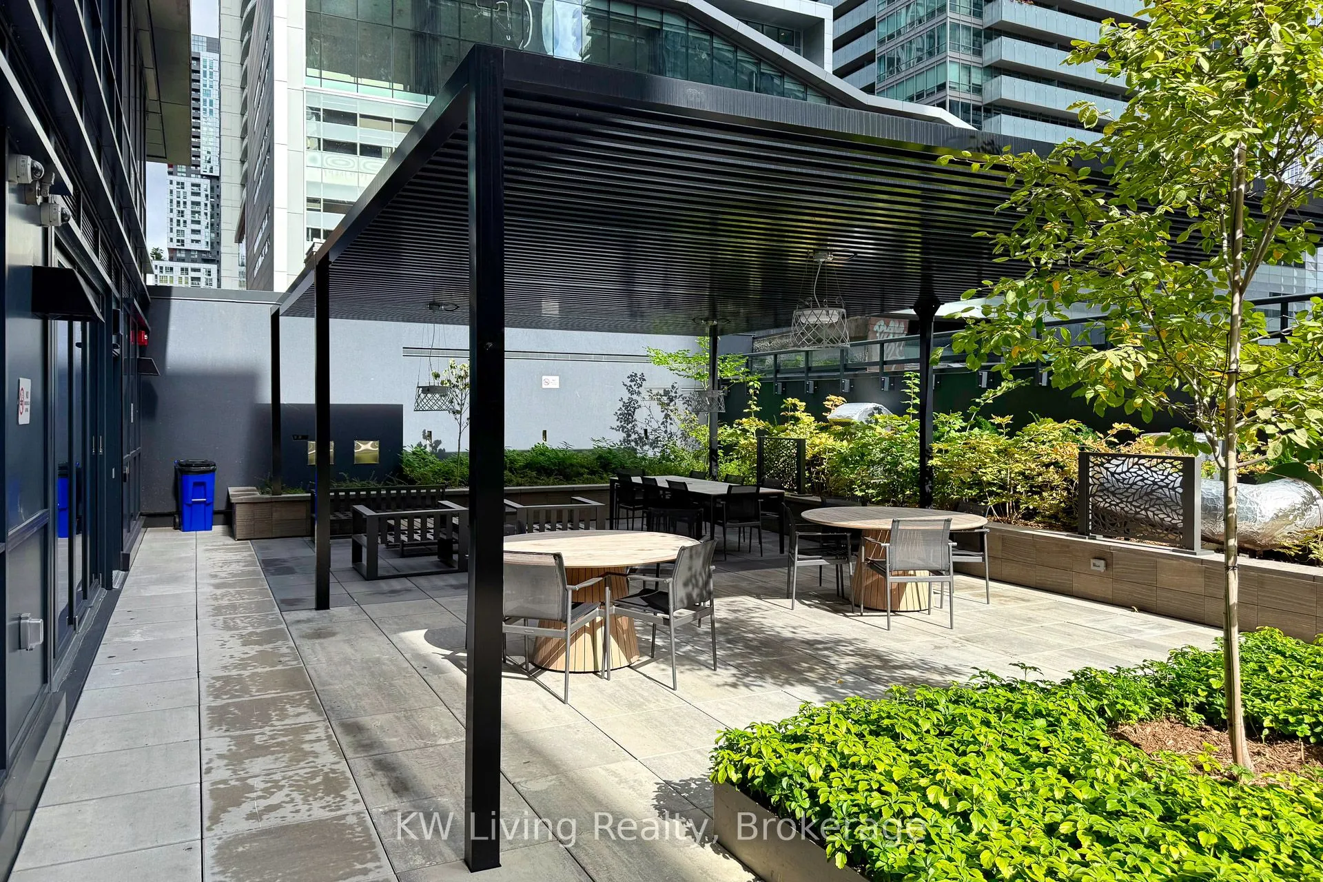 327 King Street W, #902
