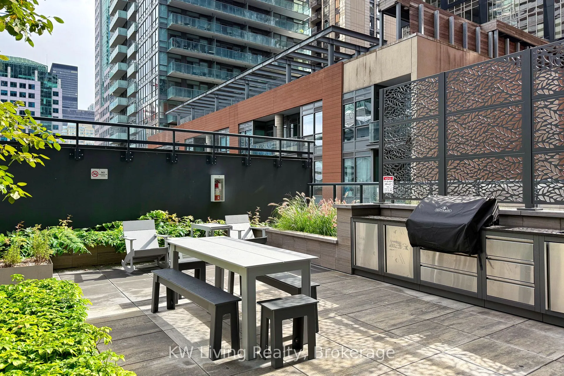 327 King Street W, #902