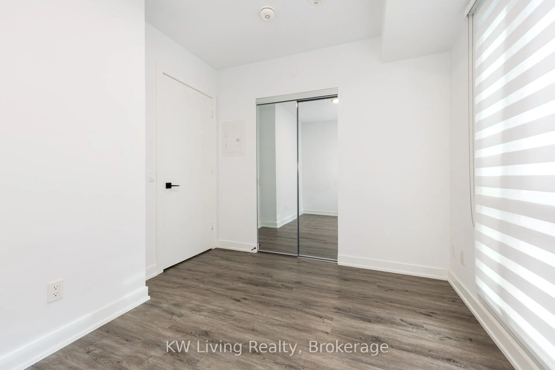 327 King Street W, #902