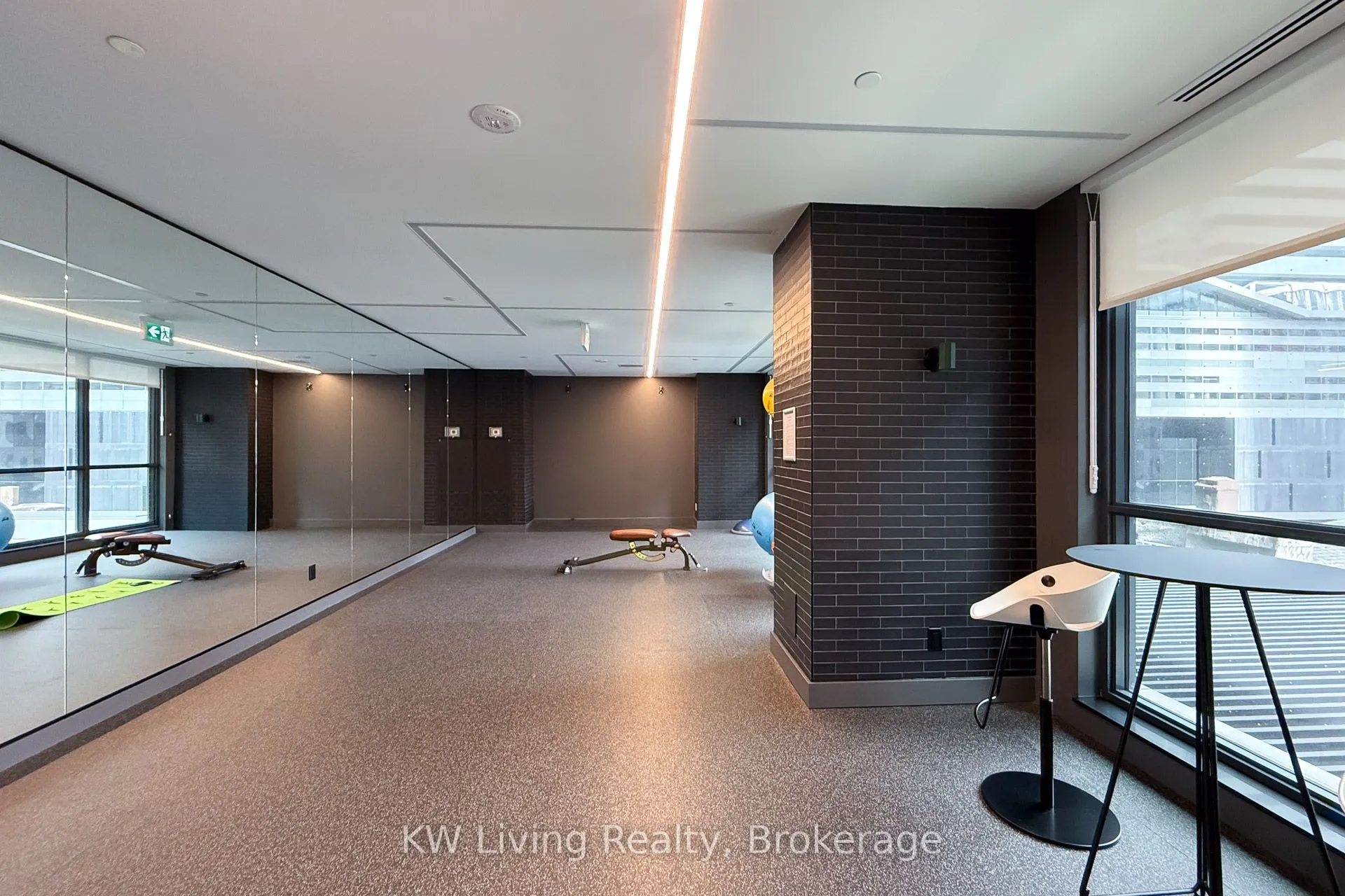 327 King Street W, #902