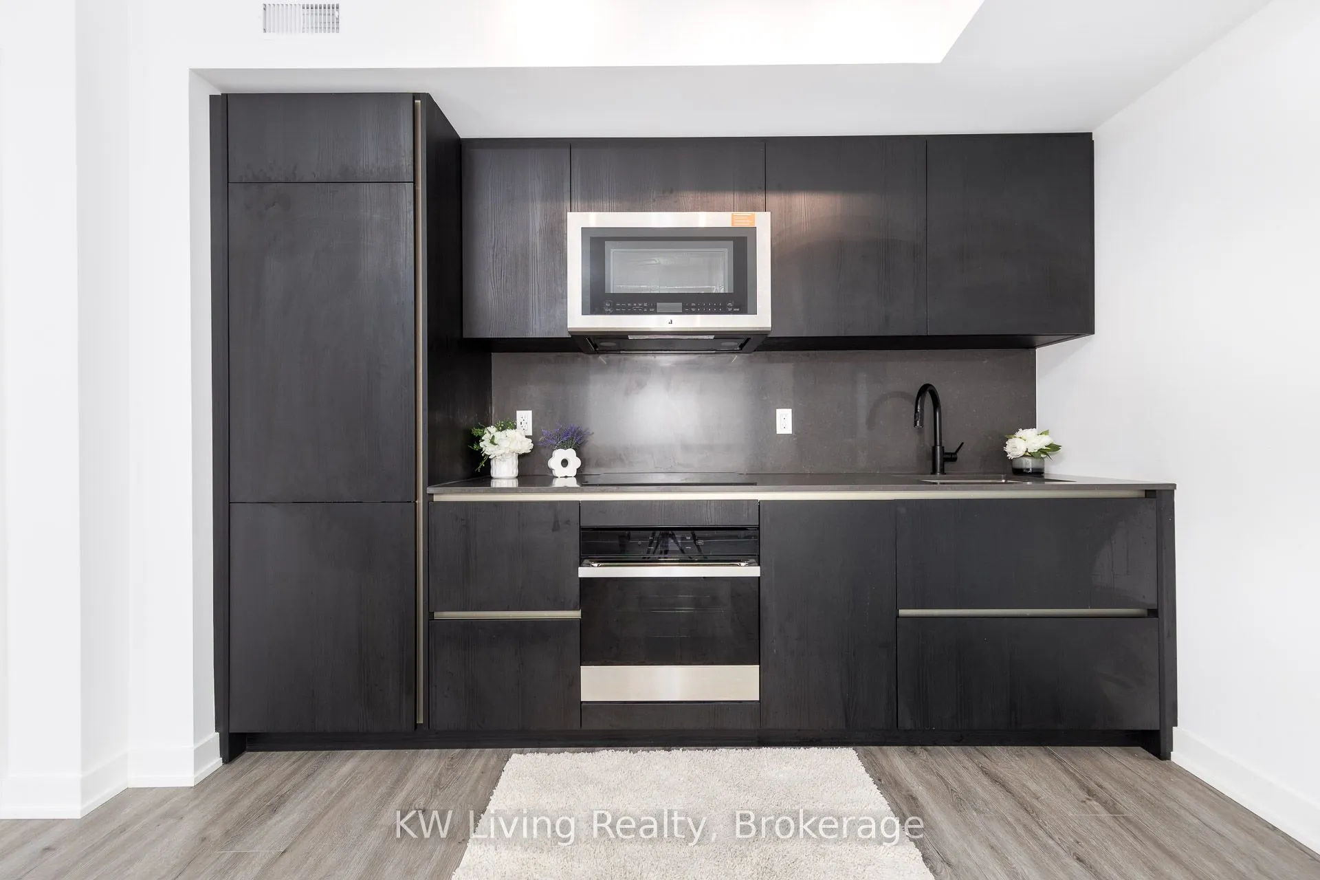 327 King Street W, #902