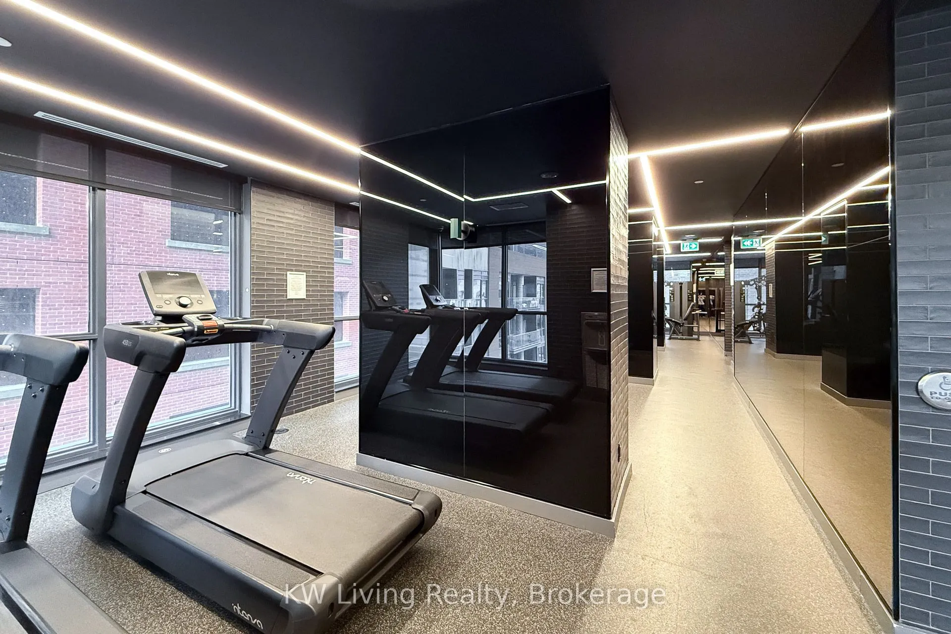 327 King Street W, #902