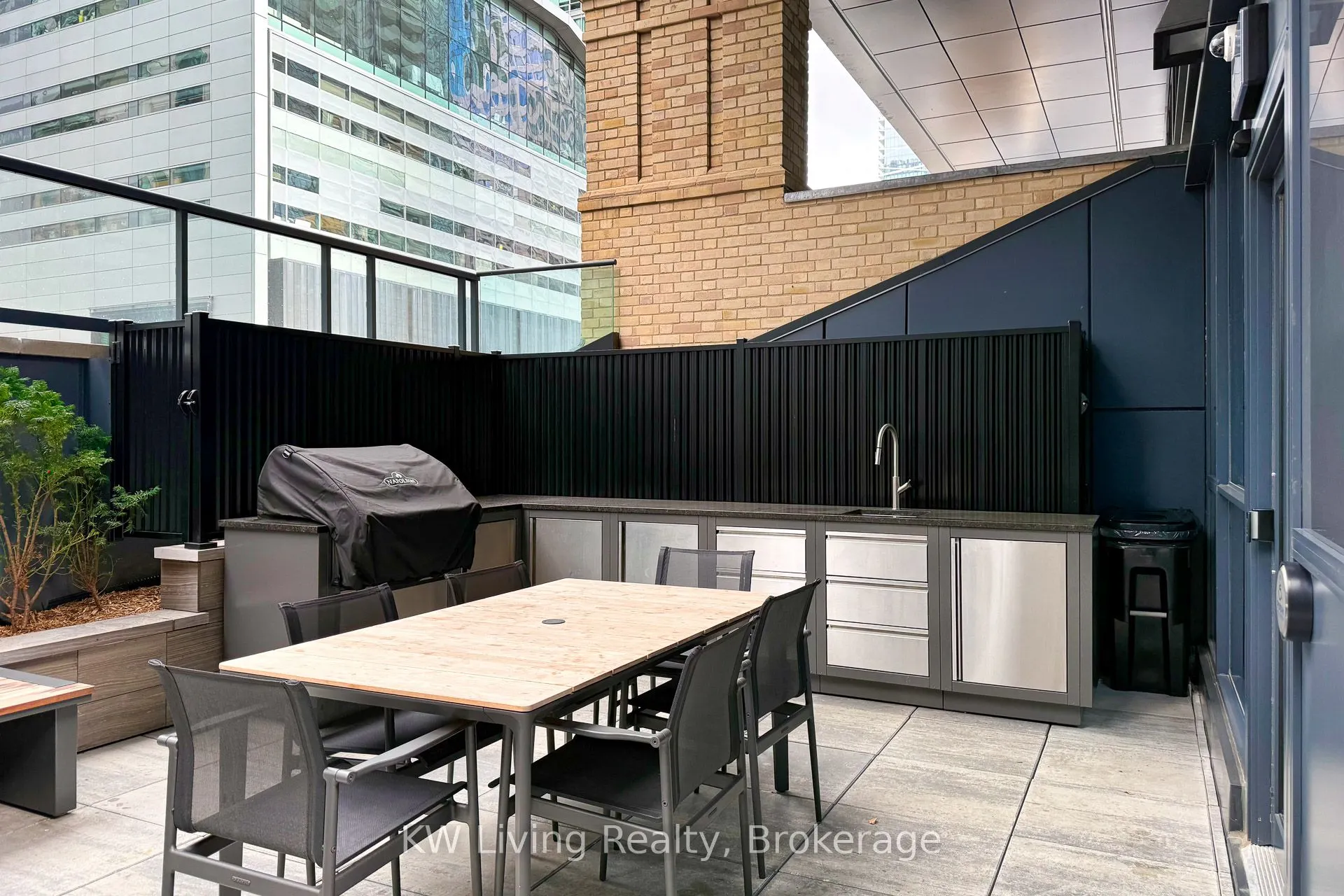 327 King Street W, #902