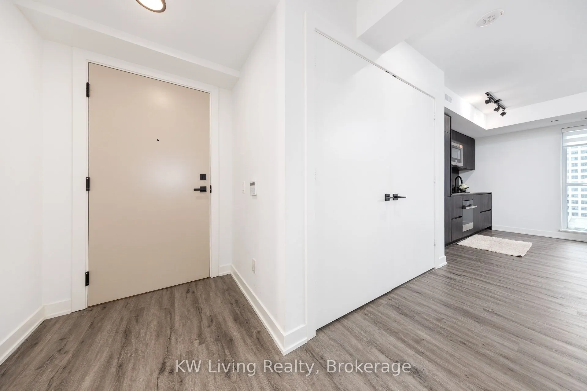 327 King Street W, #902