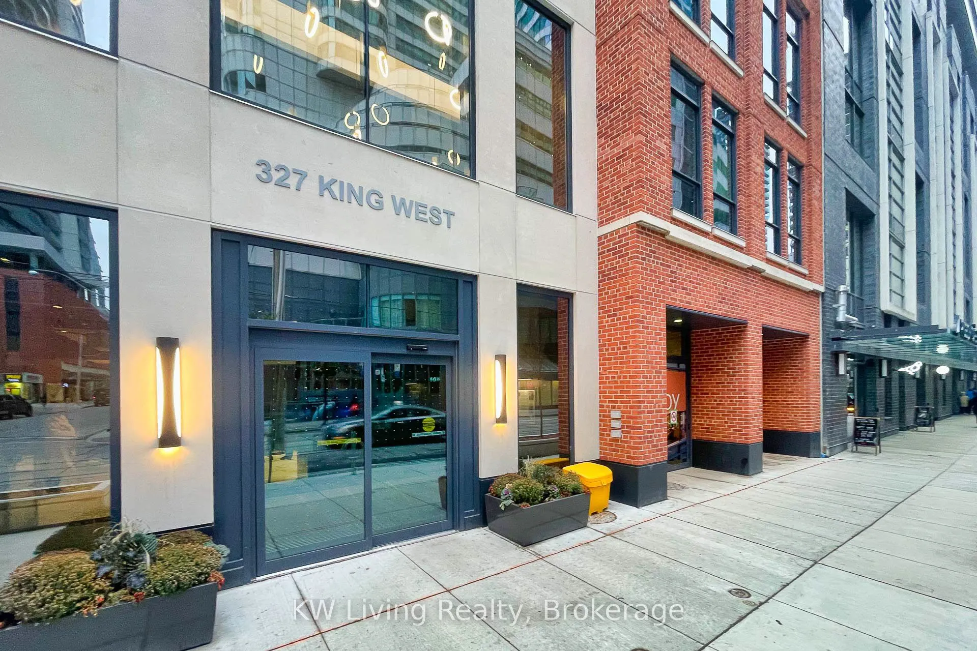 327 King Street W, #902