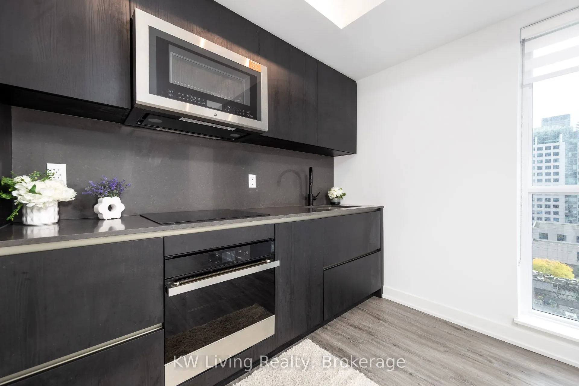 327 King Street W, #902
